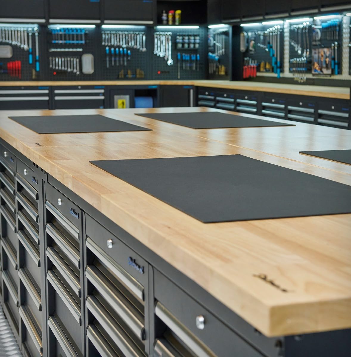 Datona PVC-Werkbankmatte 100 x 46 x 0,3 cm geräuschdämpfend und stoßabsorbierend zum Schutz der Arbeitsplatte