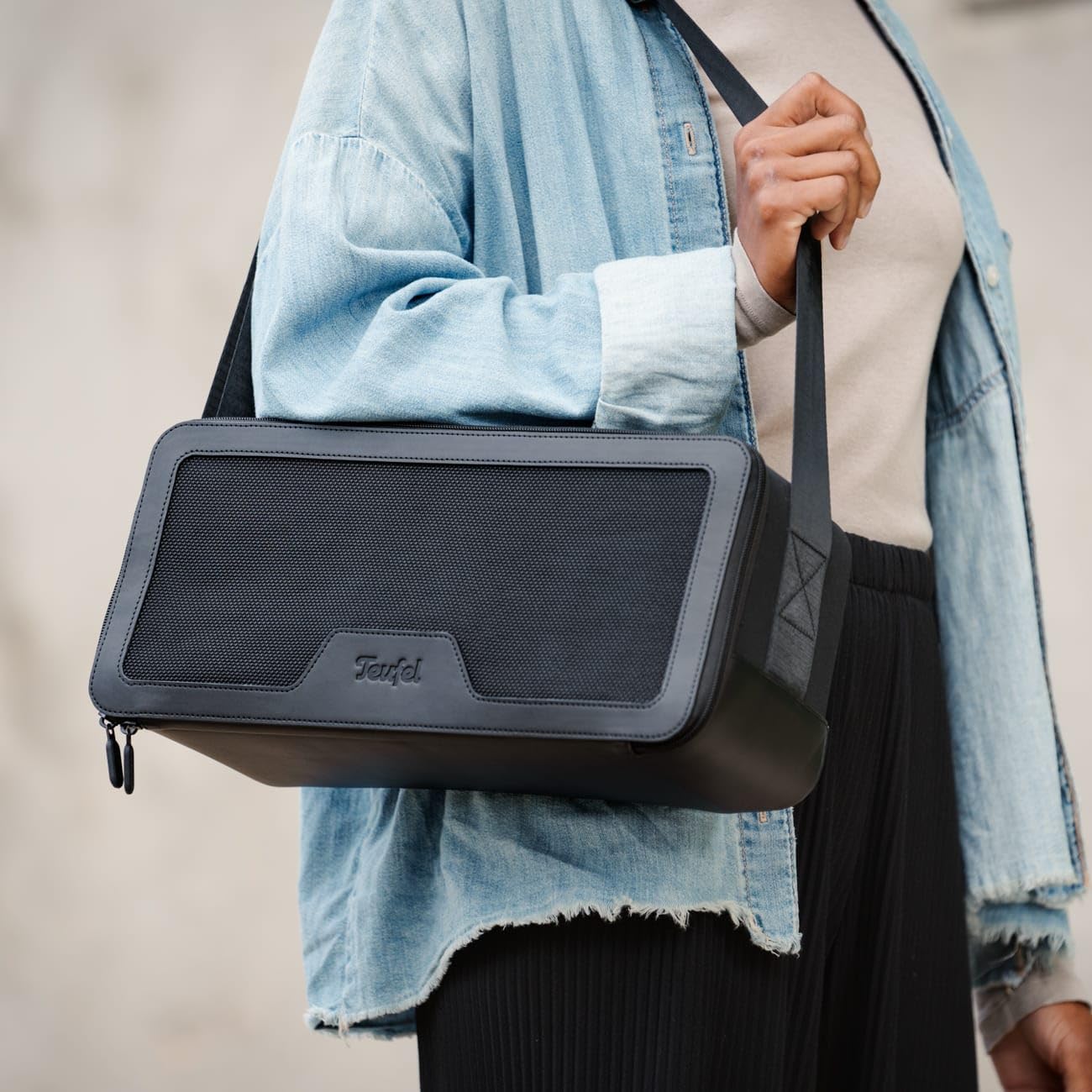 Teufel BOOMSTER Bag stylische & robuste Transporttasche mit Tragegurt für den BOOMSTER Bluetooth Lautsprecher - Schwarz