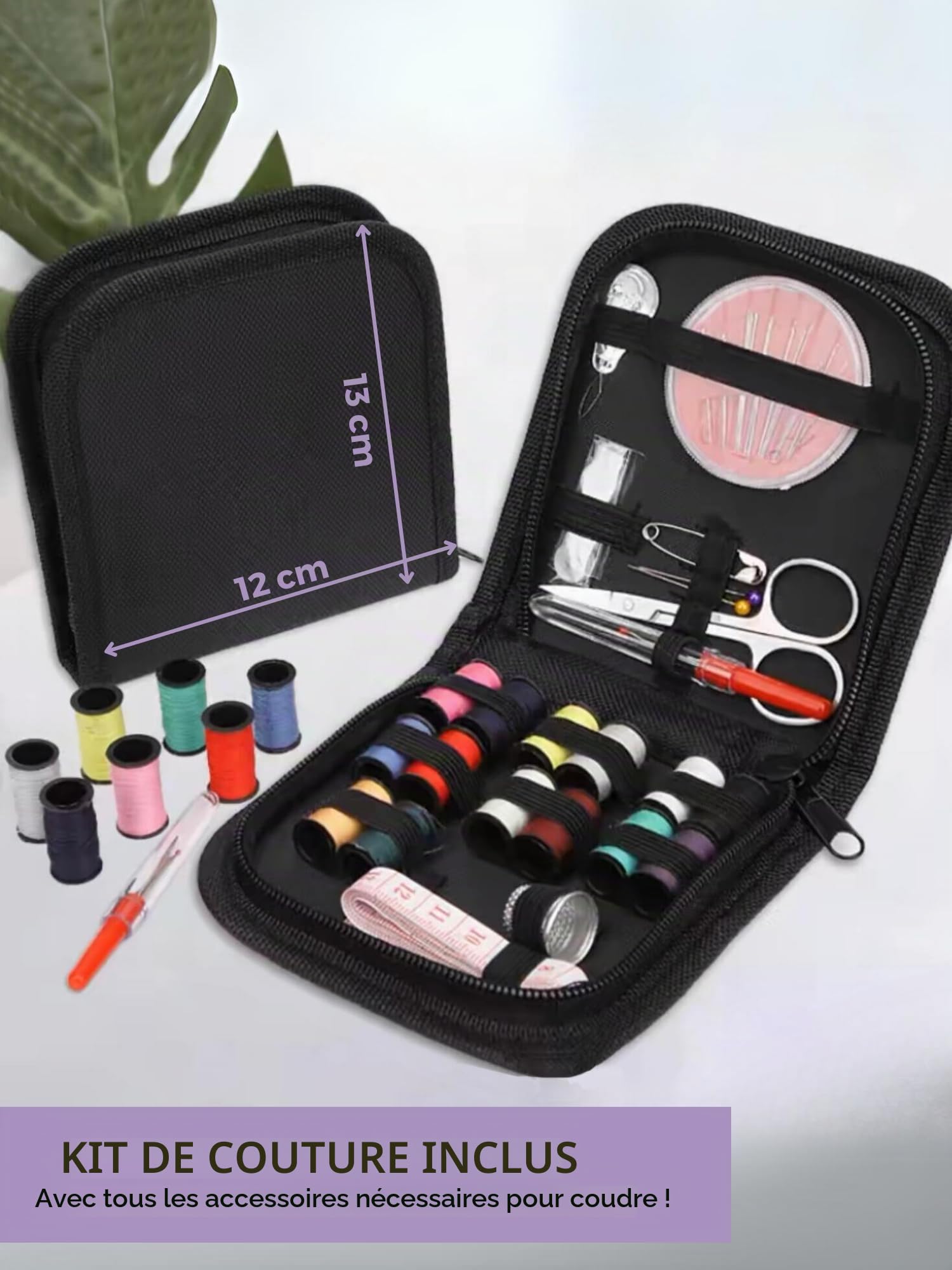 Machine à coudre portable avec 2 vitesses et 12 points. Comprend une pédale, un kit de couture, une lumière de travail et un coupe-fil. Fonctionne avec câble ou piles AA (non incluses)