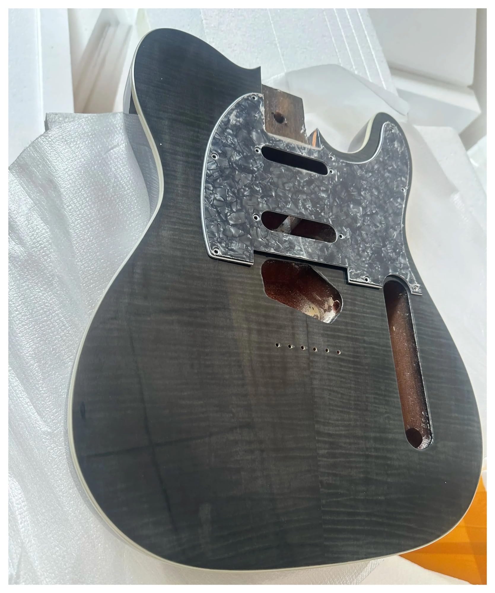 Corpo della chitarra in legno di mogano africano di acero fiammato, finitura lucida, parte fai da te for liutaio, alcuni graffi difettosi, con bordo, pickguar(WHITE)