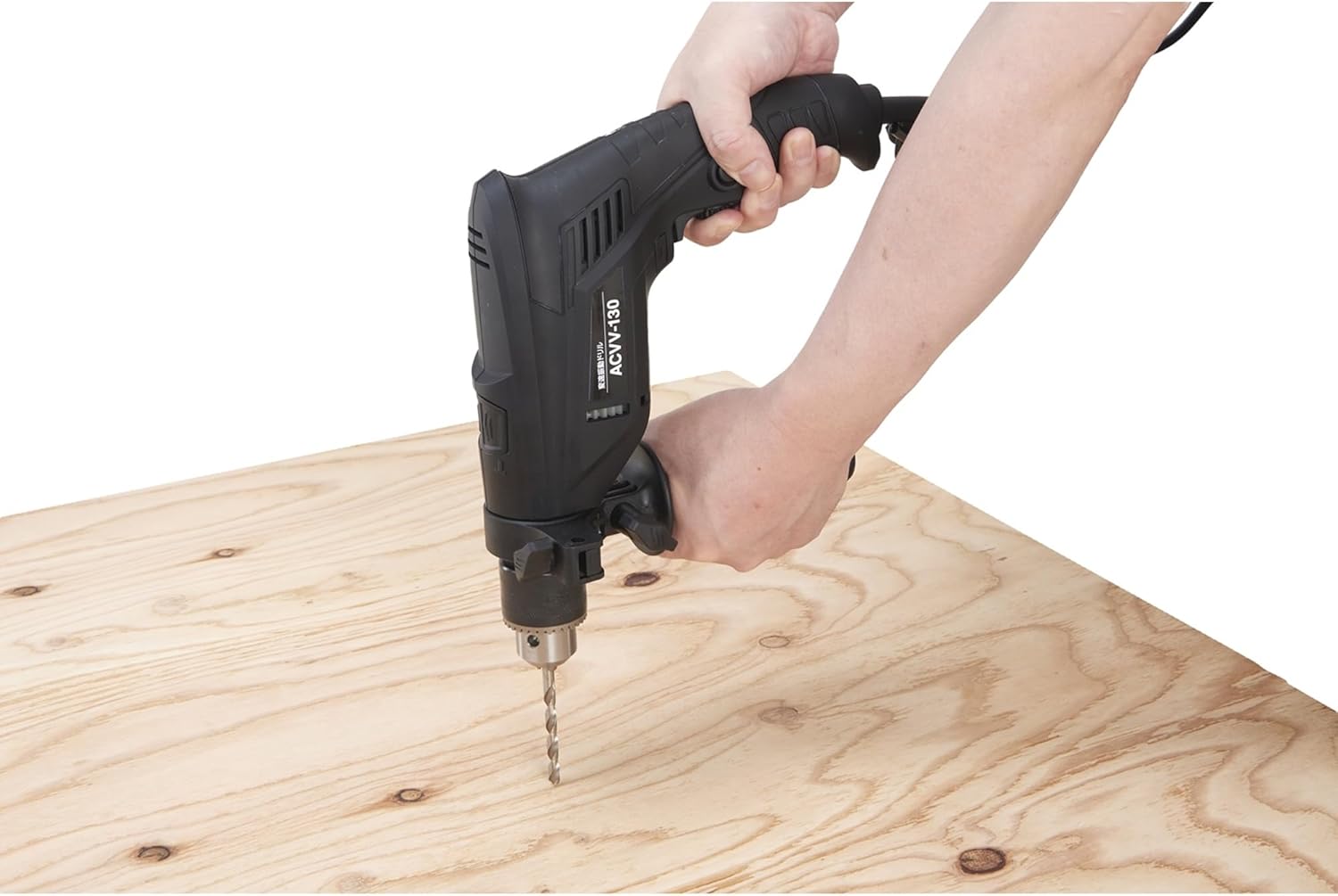 Person borer i en træplade med SHINKO ACVV-130 boremaskinen