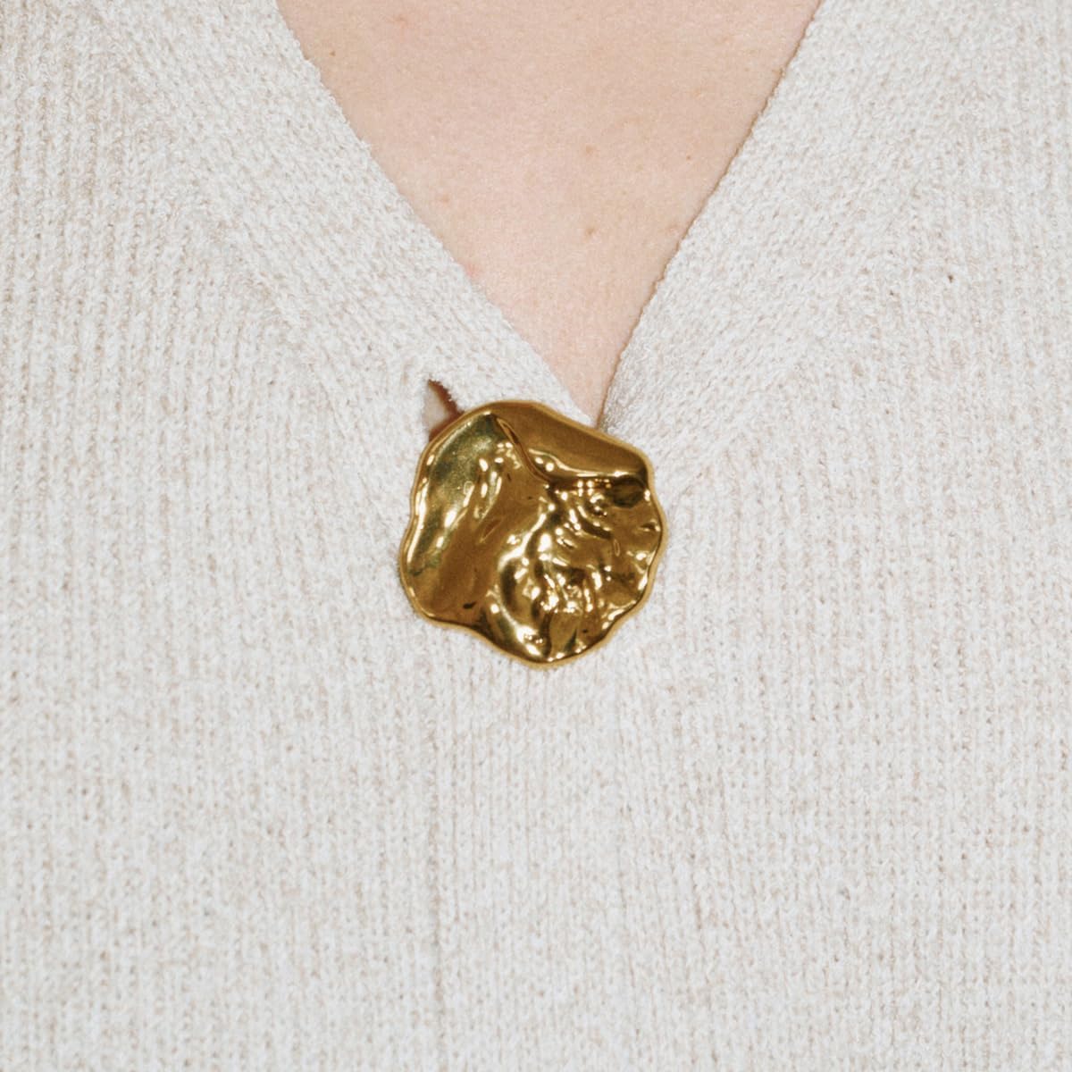 URBAN REVIVO Women's Cardigan Sweaters Short Sleeve V Neck Gold Button Down Cropped Knit Casual Summer Tops - Image 2