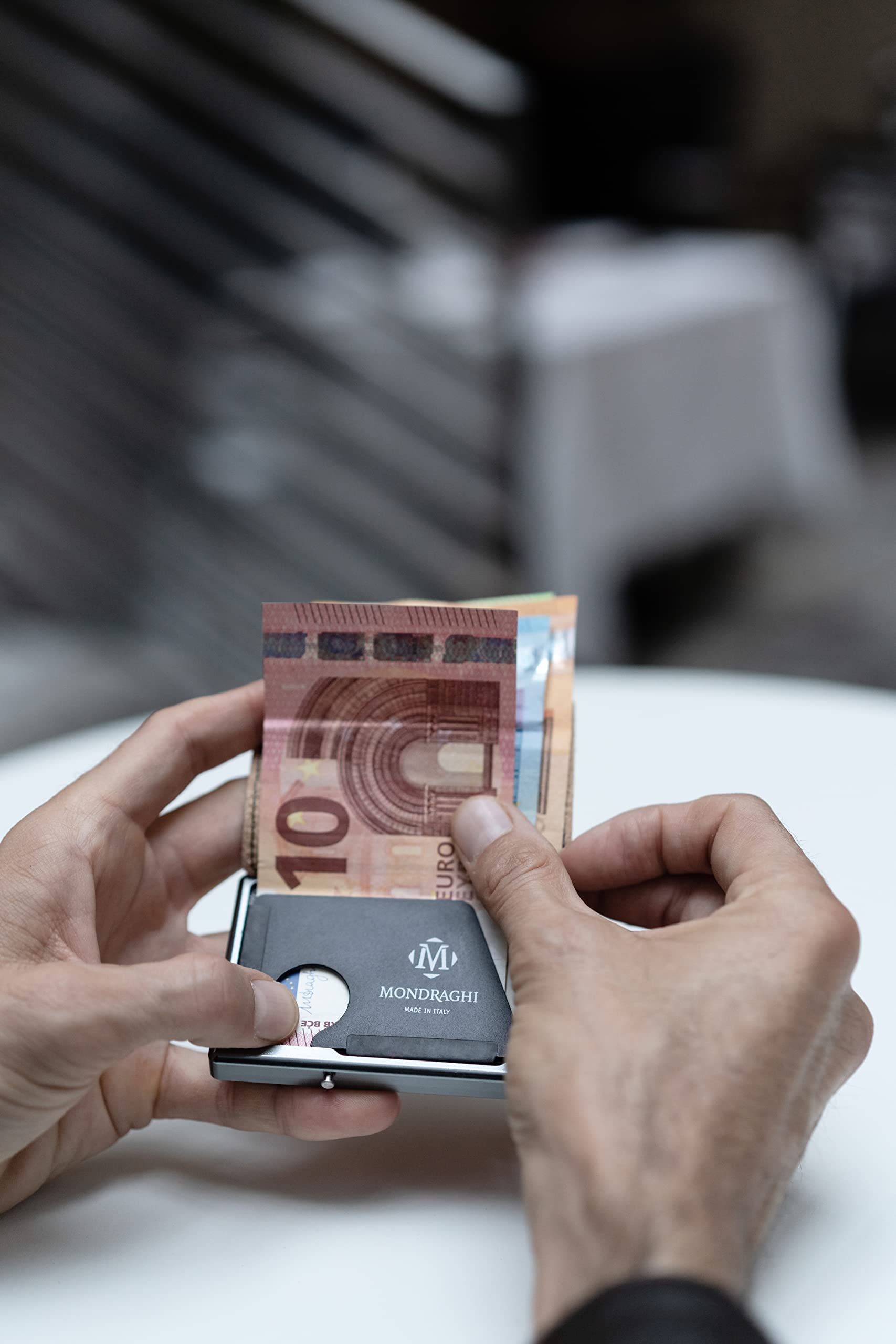 MONDRAGHI® Mini-Wallet. Ultraleichte Geldbörse mit Narbenleder. Kleiner Geldbeutel mit RFID-Schutz-Chip - Kartenetui mit Leichtmetallrahmen | Racing Orange
