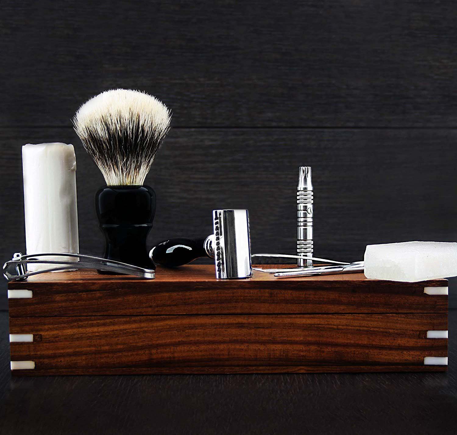 Handmontierte klassische Silberspitze Dachshaarbürste Rasierschaum, Alaunblock, Nasenschneider, Nasenschere, Pinzette, Nagelschneider in antiker Holzkiste 9-teiliges Geschenkset.
