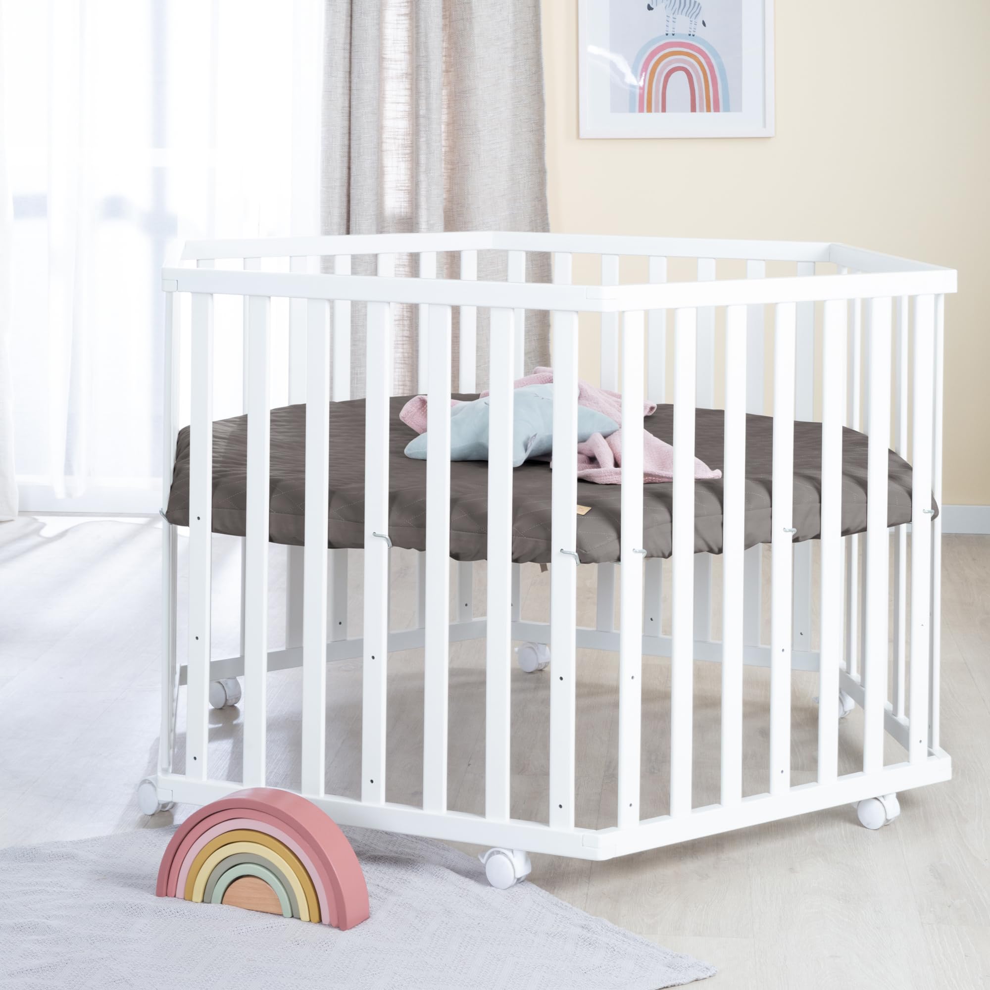 roba Parc hexagonal en bois blanc – parc pour bébé mobile avec roulettes et tour de protection matelassée “Graphite” en cuir végan – barrière de sécurité réglable en hauteur