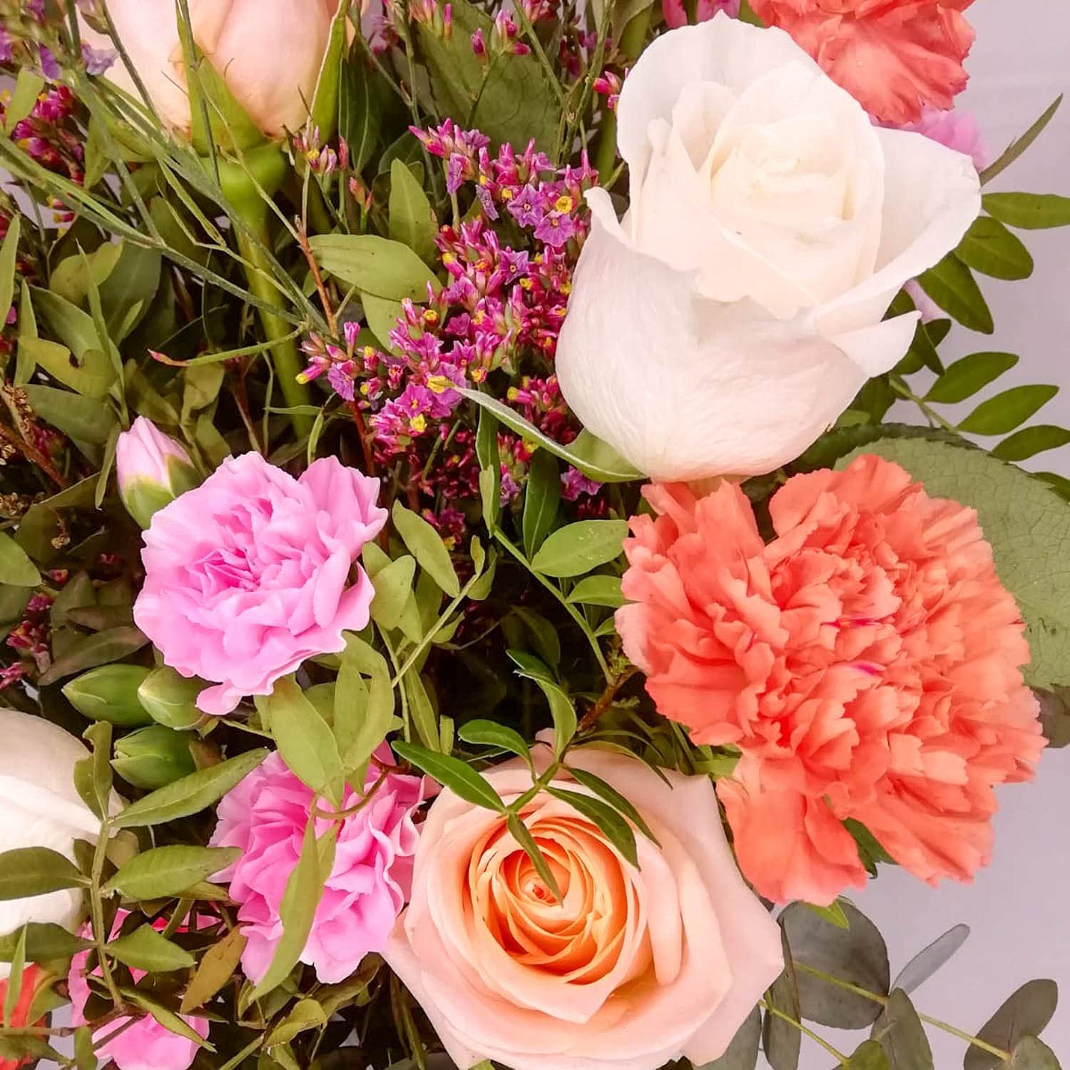 Ramo de flores naturales a domicilio - Flores frescas - Entrega gratis en 24 horas de Lunes a Sábado - Tarjeta dedicatoria - Esencia - Rosa, naranja - Eucalipto