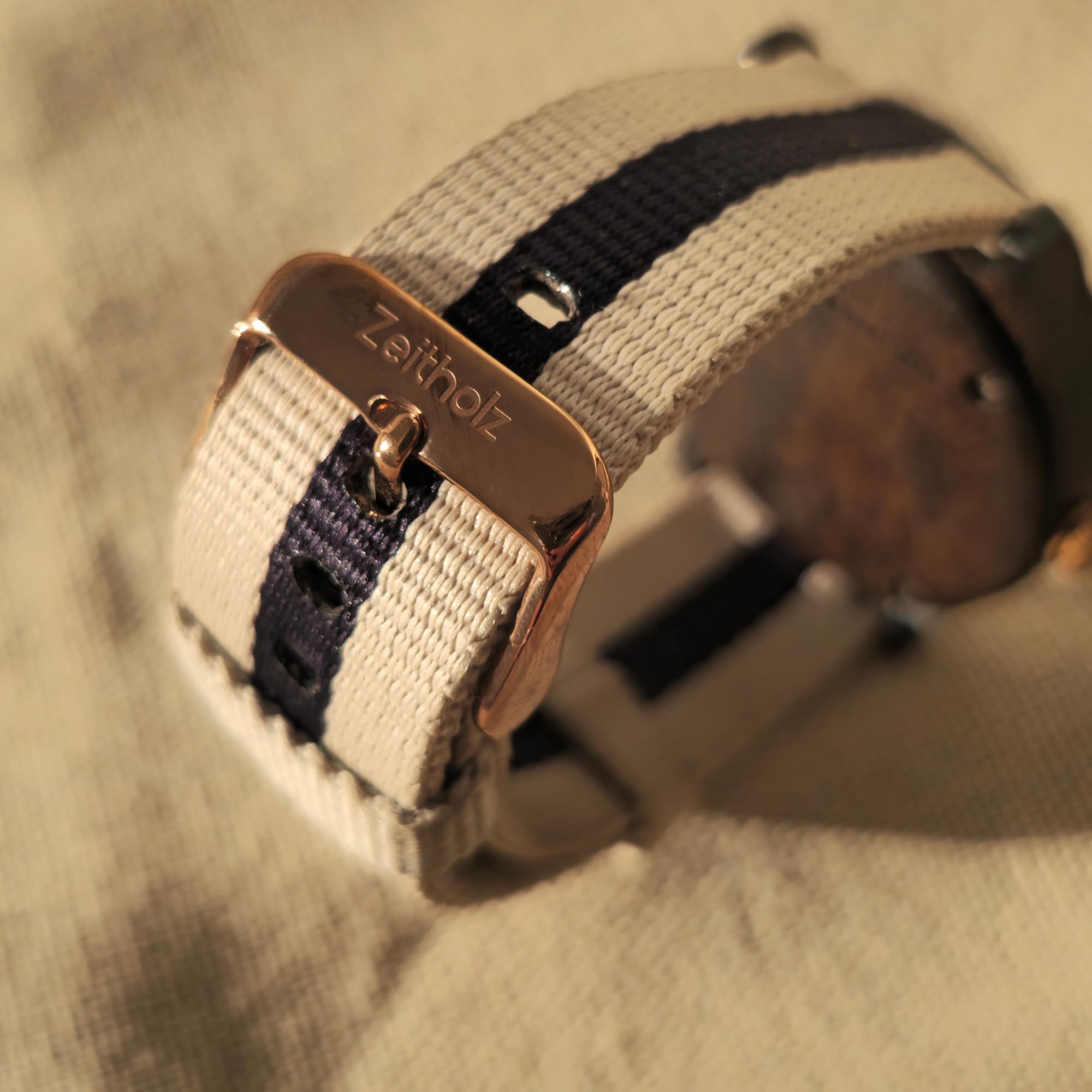 Thum Holzuhr für Herren – Holzgehäuse 40 mm – Monatskalender – leuchtende Zeiger – leichte ökologische Uhr mit Stoffband 20 mm