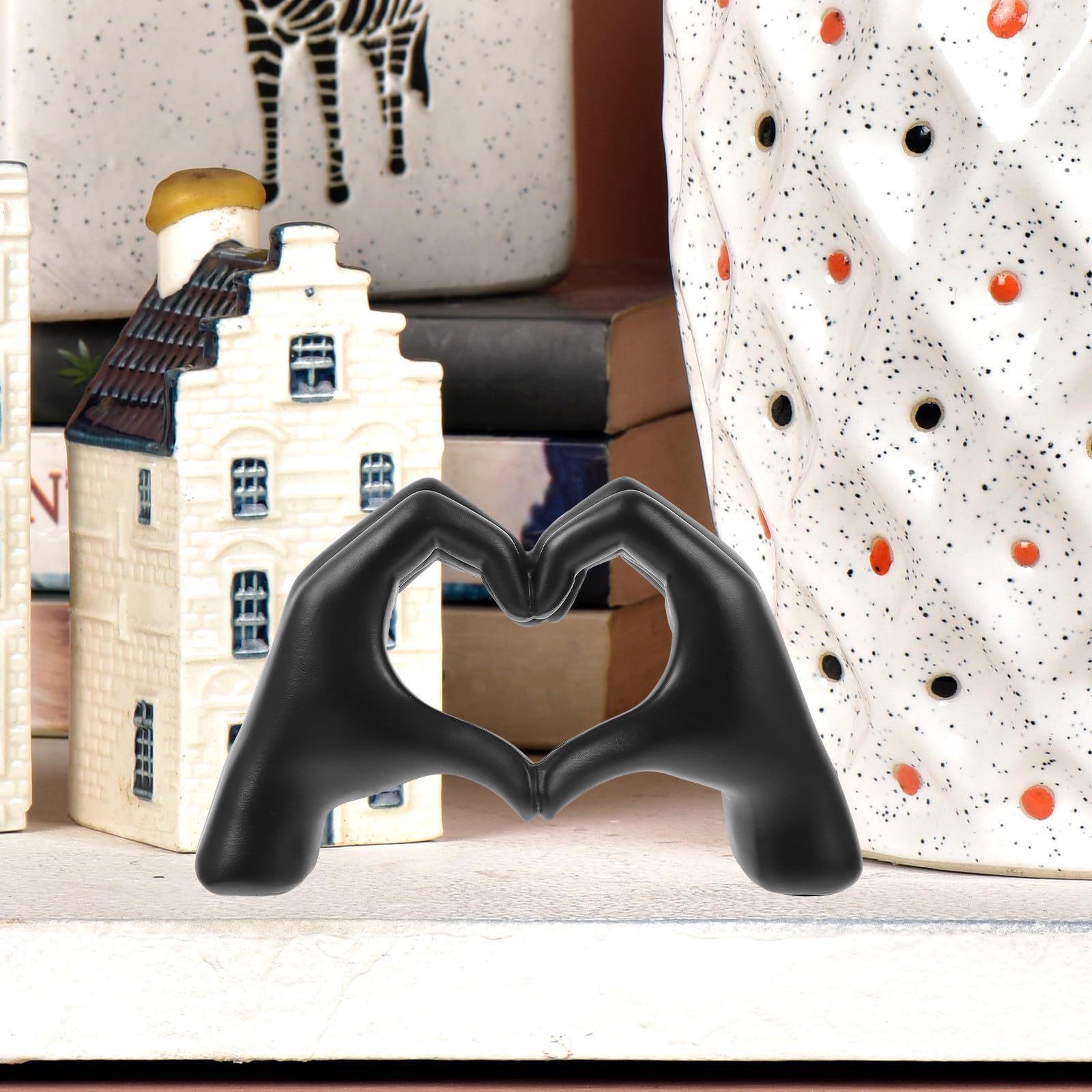 GANAZONO Scultura da Tavolo a Forma di Cuore Gesto della Mano in Resina Nera, Resistente e Robusta, Decorazione Elegante per Interni e Scrivania