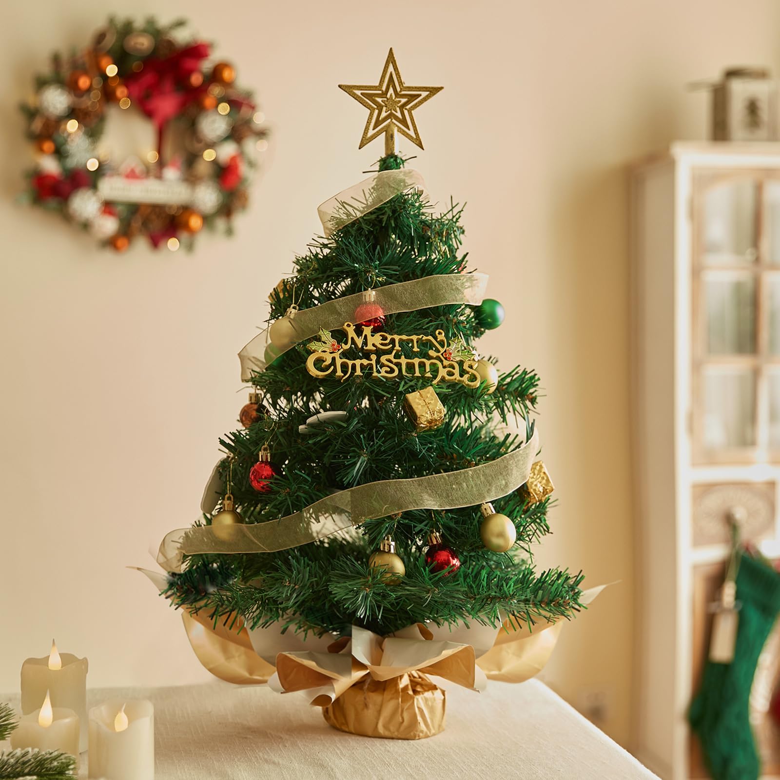 Petit sapin de Noël artificiel pré-éclairé avec 50 lumières LED - 61 cm / 61 cm - Boîtes cadeaux et décorations à suspendre pour décoration de Noël à faire soi-même (alimenté par piles)