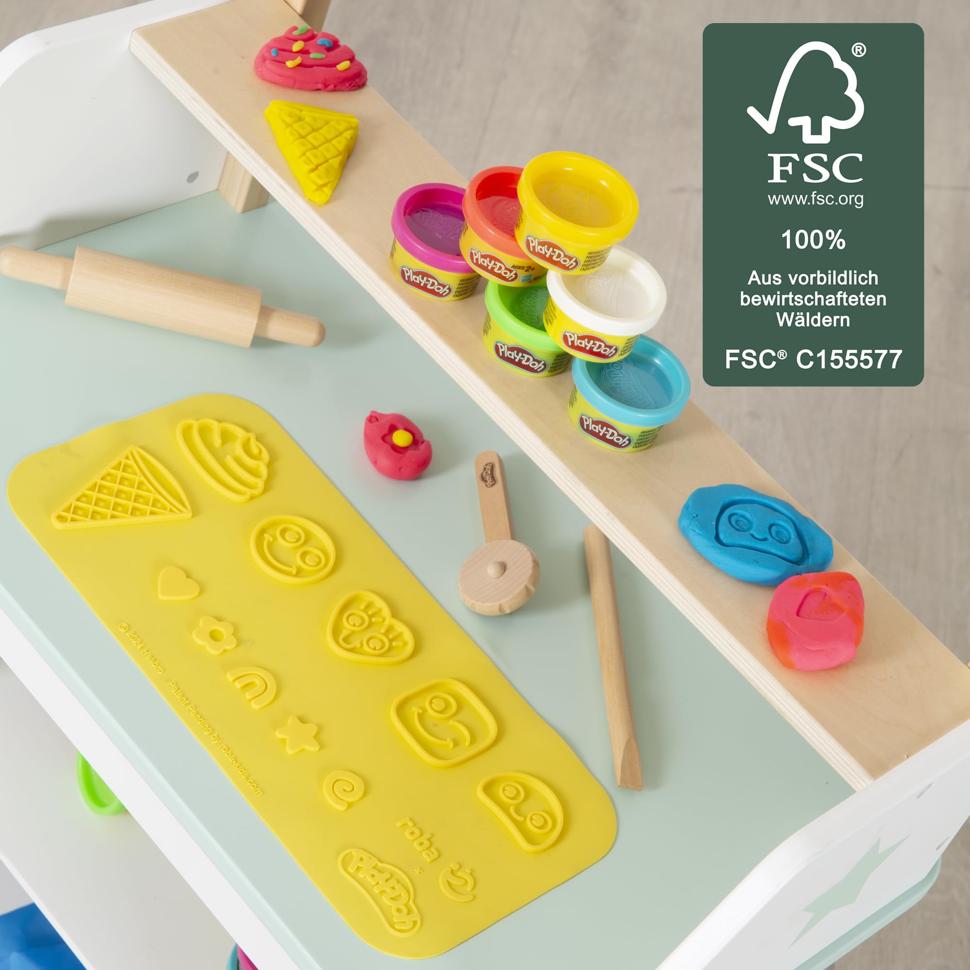 roba x Play-Doh Gelateria - Giocattolo in Legno Certificato FSC - 12 Barattoli di Plastilina, Attrezzi in Legno, Grembiule e Tappetino 3D - da 3 Anni