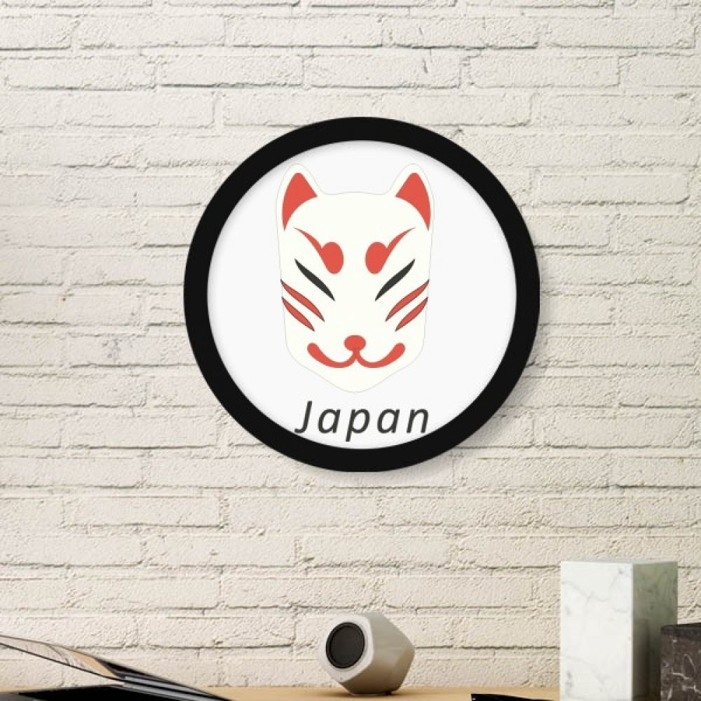 Máscara Fox japonesa soluciona paredes vacías con este cuadro redondo negro