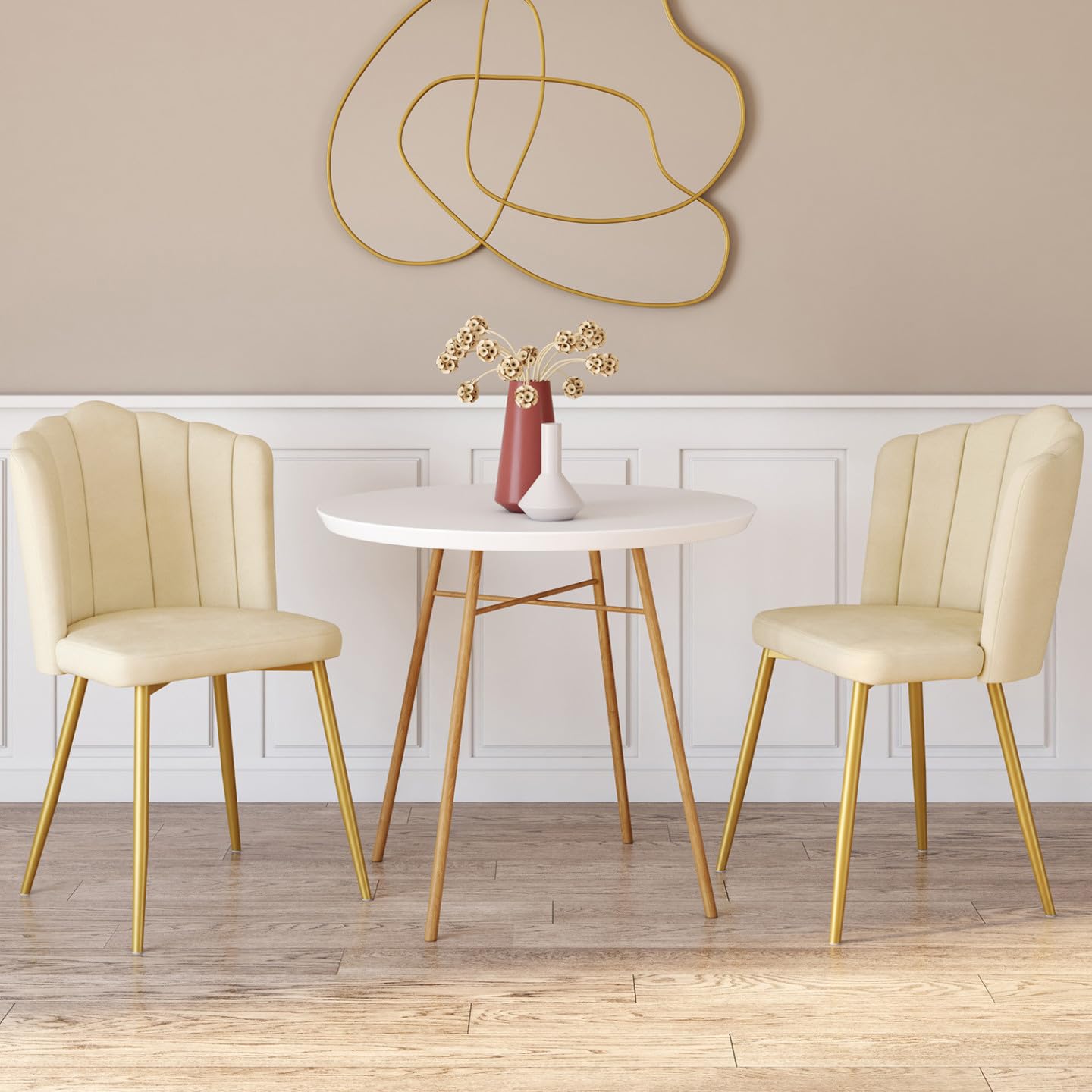 IDMarket – Juego de 2 sillas de concha Adella Beige de terciopelo con patas doradas