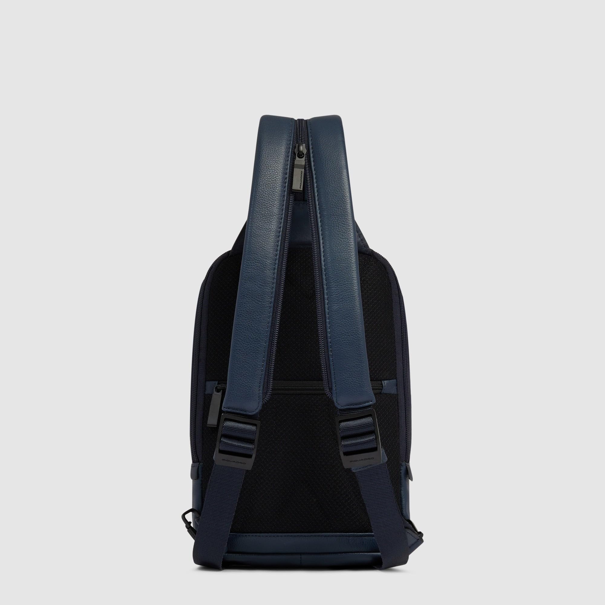 Piquadro – Mochila de un solo hombro para hombre – Compartimento compatible con iPadmini®, protección RFID, cuero fino – color azul