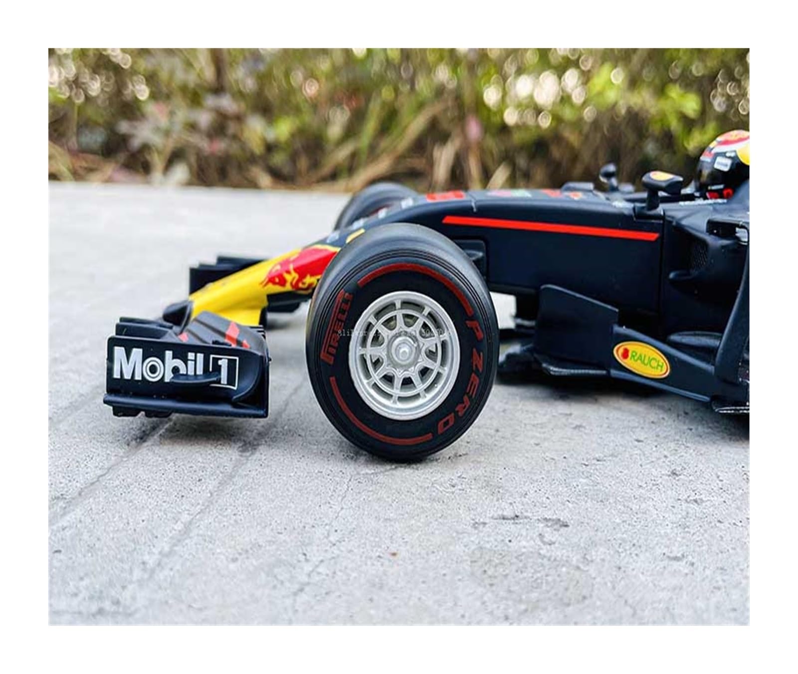 Amazon.co.jp: 対象:1:18 F1 レッドブル RB13 No. 33