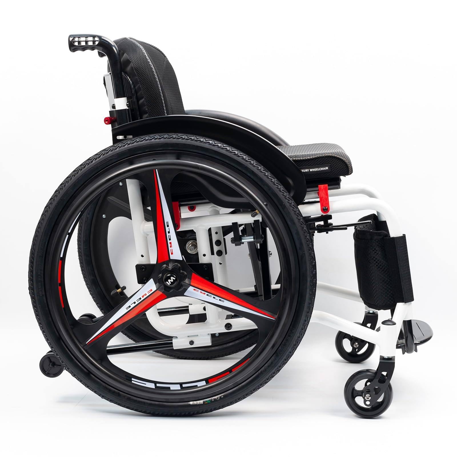 Faltbarer Sport-Rollstuhl mit All-Terrain-Rädern und Fußstützen, leichtes Design für den aktiven Einsatz