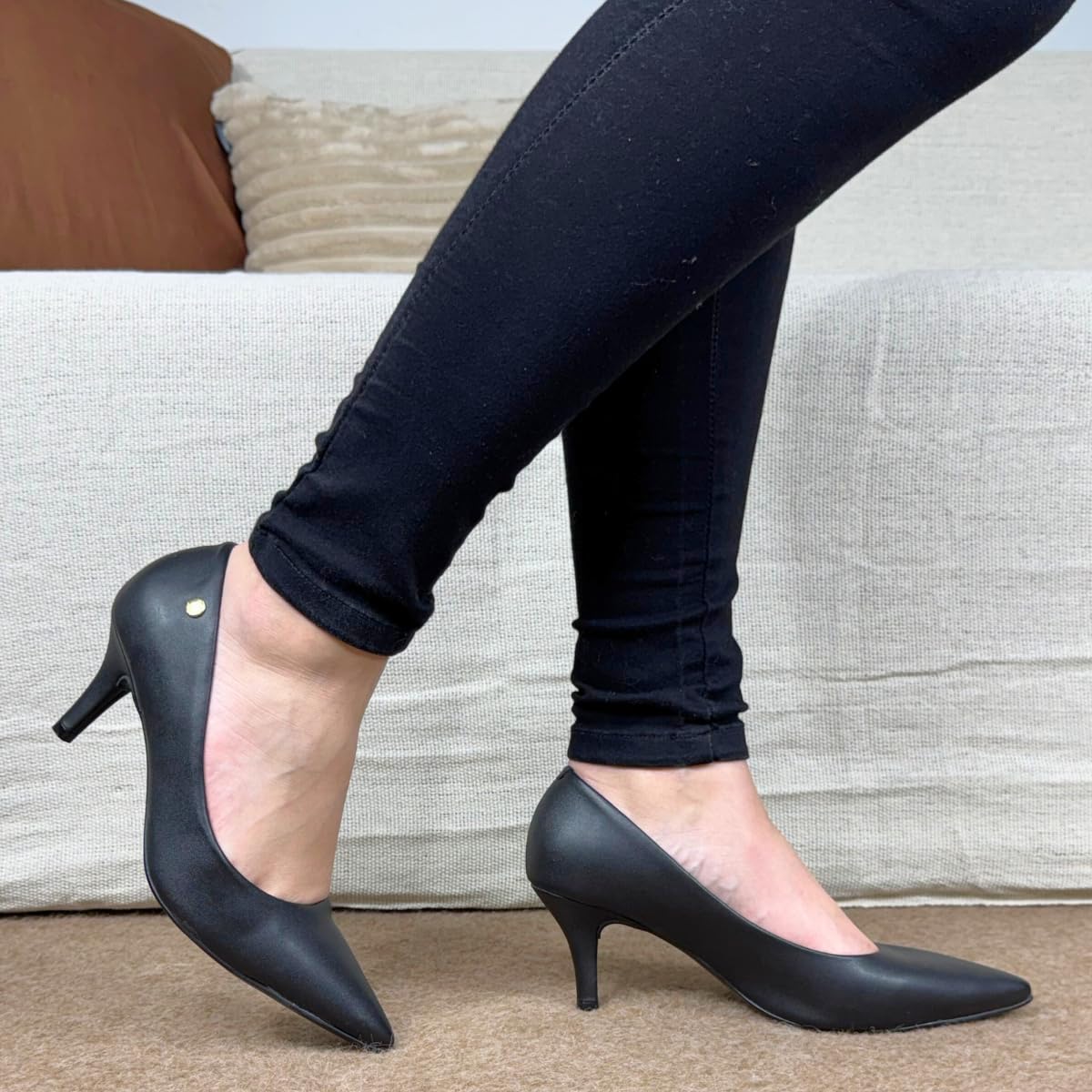 Scarpin Vizzano Feminino Salto Médio Bico Fino 1185.702 em promoção! Veja a oferta e mais achadinhos de Sapatos sociais 9 Hoje é o melhor dia para comprar Scarpin Vizzano Feminino Salto Médio Bico Fino 1185.702 com aquele preço maroto! Promoção! Aproveite a oferta! 9