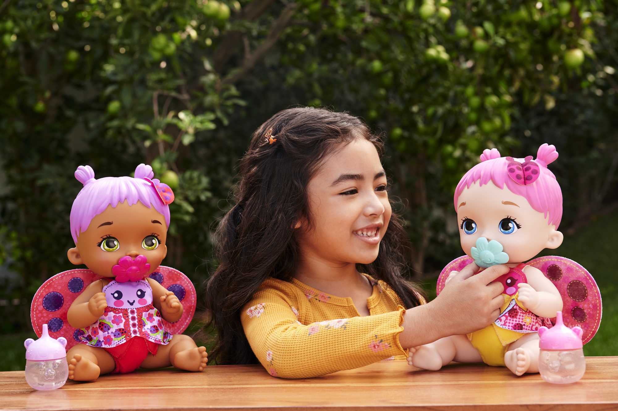 Mattel My Garden Baby Mariposa Bebe y hace pipí Pelo morado Muñeca bebé de juguete con pañal, biberón, diadema y accesorios , regalo +3 años (HMX28)