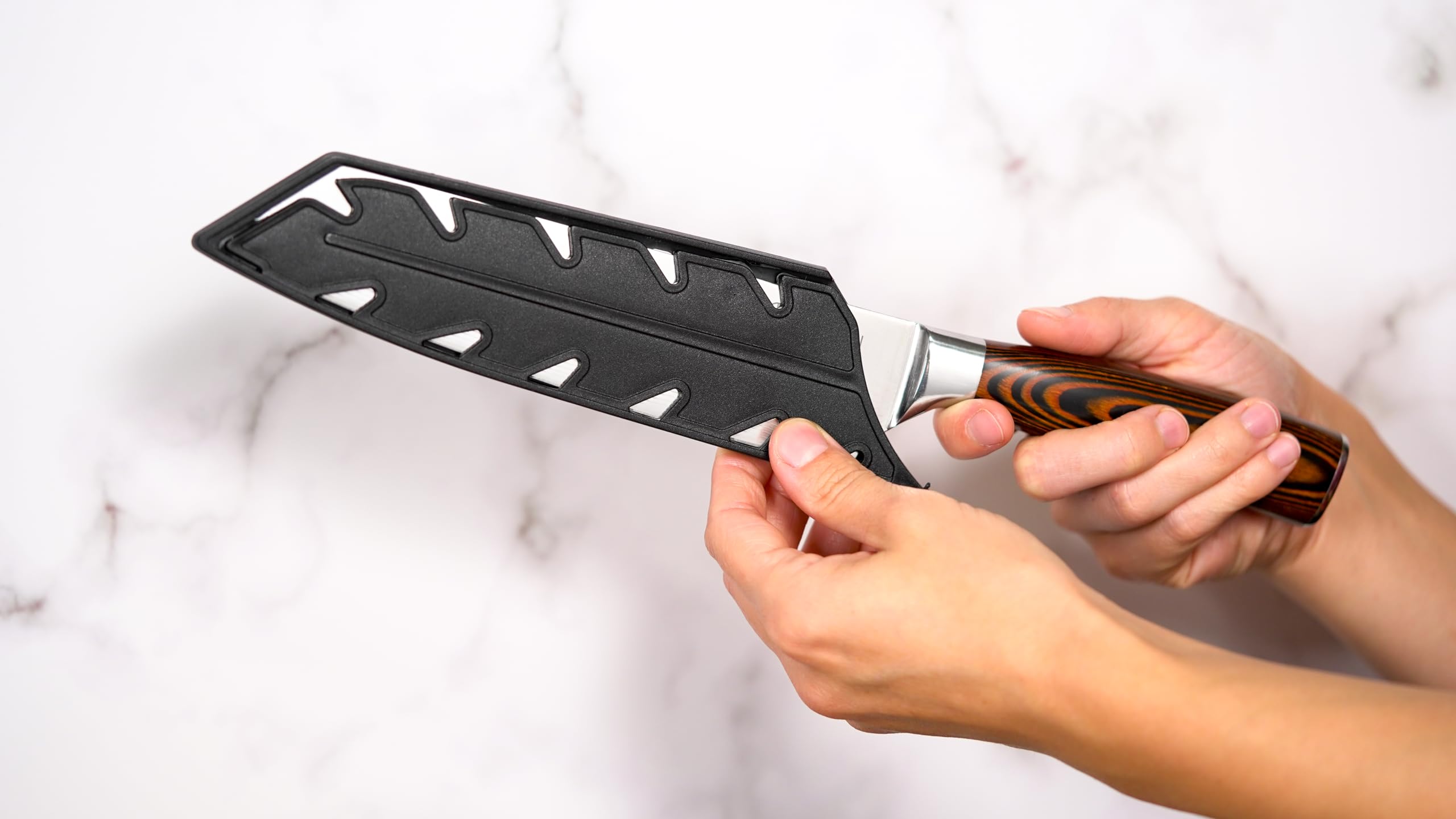 Coltello Kiritsuke in acciaio ad alto tenore di carbonio 7CR17MoV con impugnatura in legno. Viene fornita una bella custodia regalo e fodere protettive.
