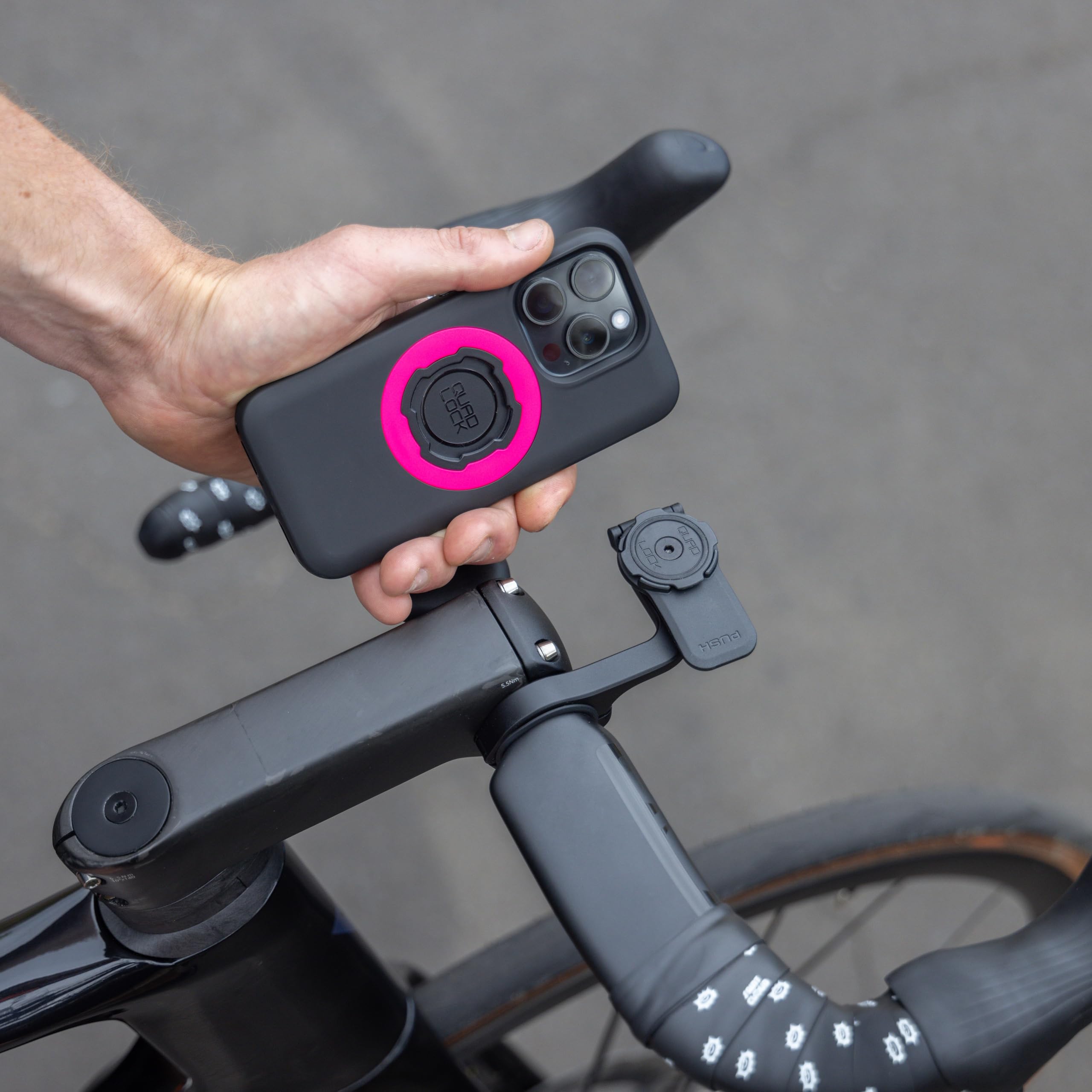 Quad Lock Out Front PRO uchwyt na kierownicę roweru uchwyt na telefon (V2) z MAG etui na telefon iPhone 17 Pro