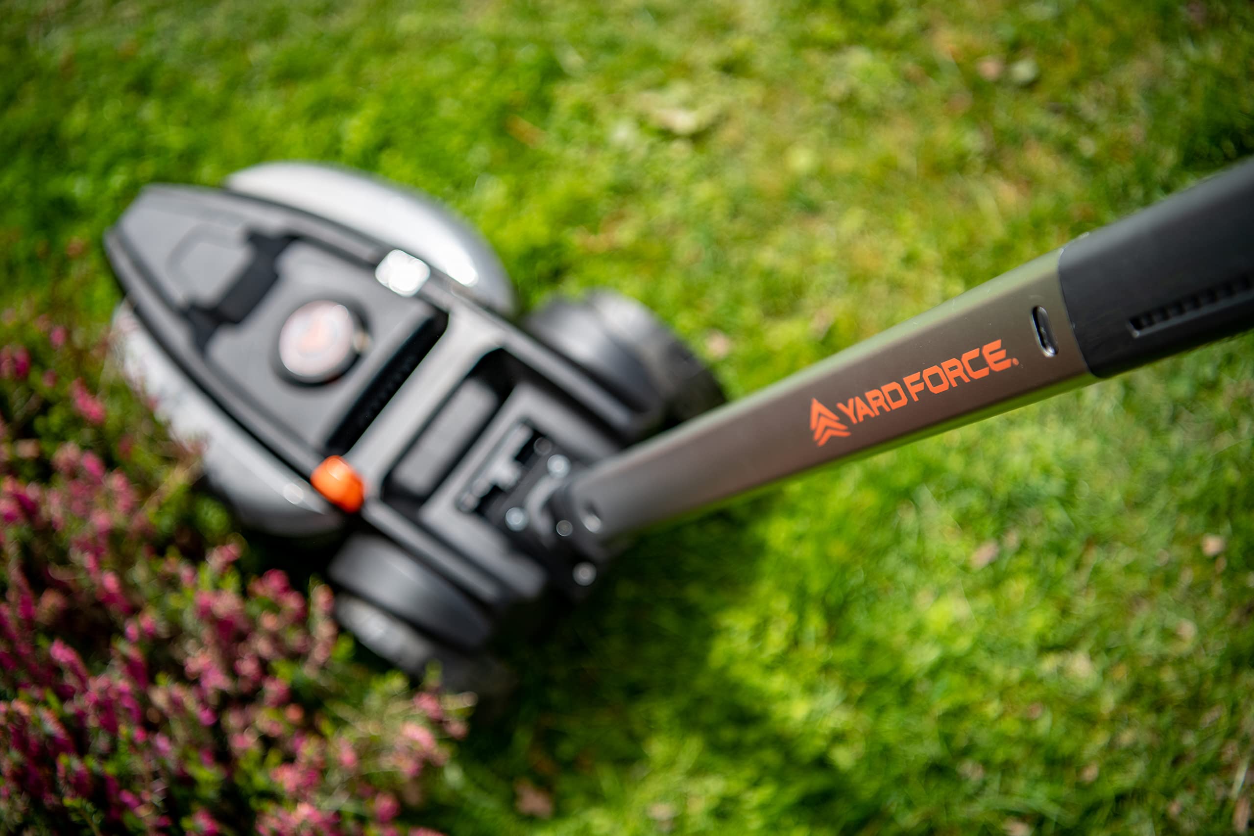Yard Force 12 V iFlex Urban akumulatorowa kosiarka do trawy, podkaszarka do trawy i nożyce do żywopłotu, w zestawie z akumulatorem litowo-jonowym 12 V/4,0 Ah, do 50 m², szerokość cięcia 23 cm,
