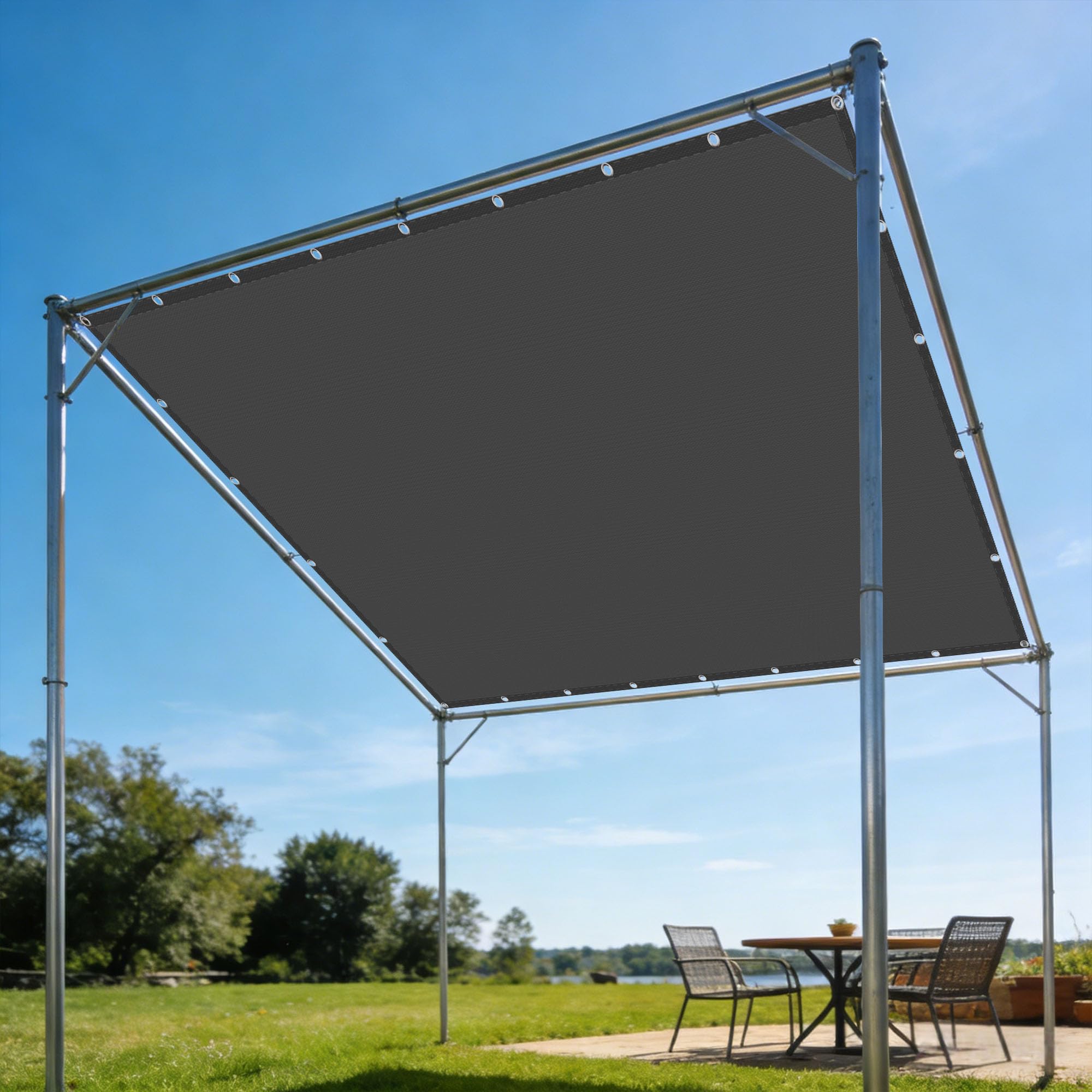 Voile d'ombrage imperméable et anti-UV protégeant votre terrasse du soleil