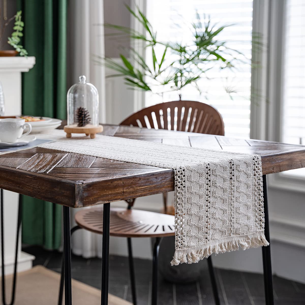 Chemin de table bohème en coton beige idéal pour une décoration de mariage champêtre et chic