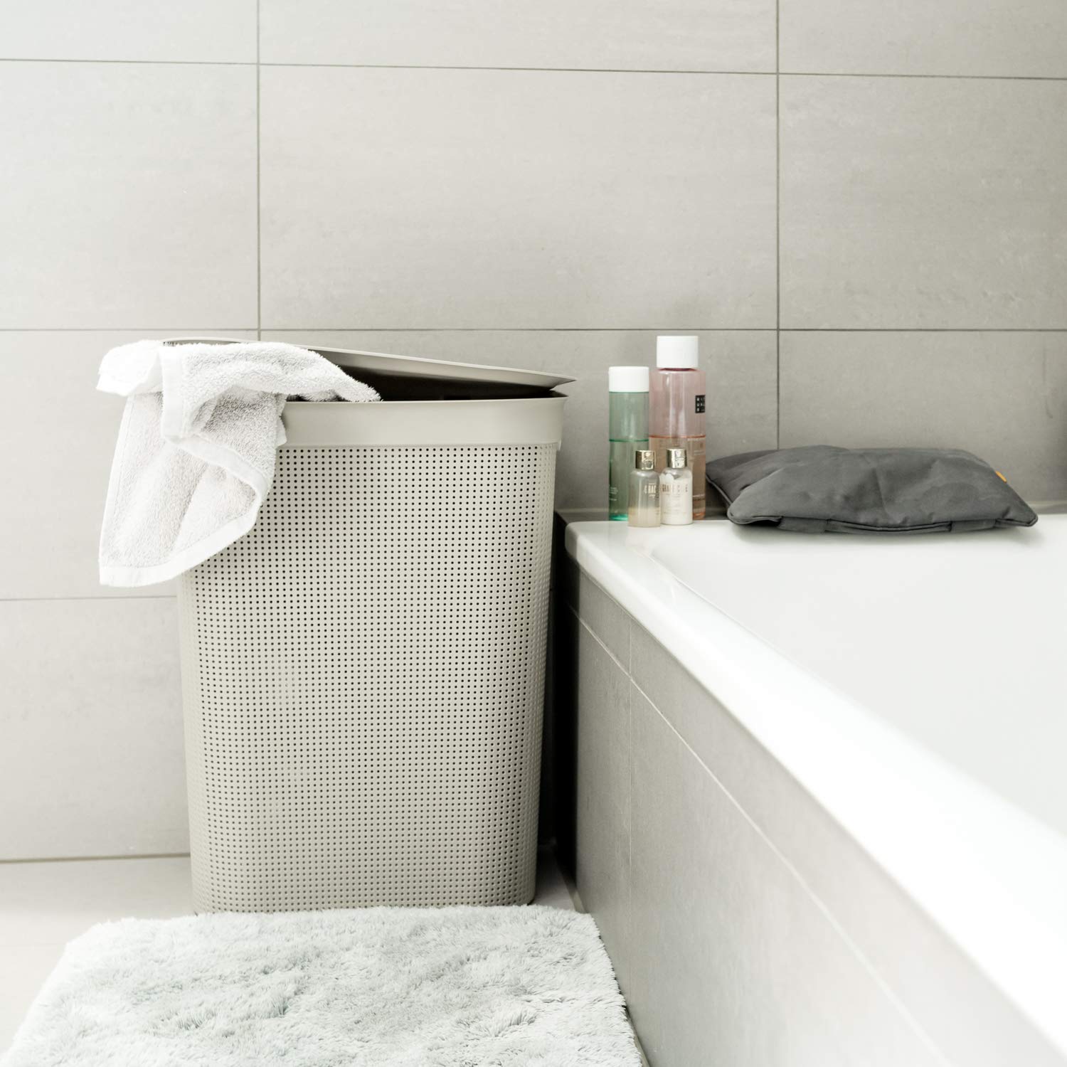 Rotho Brisen 2er-Set Wäschesammler Kunststoff mit Deckel 50l | schmaler Wäschekorb mit Deckel | mit Belüftungslöchern | robust & langlebig | einfach zu reinigen & hygienisch | beige