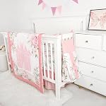 TANOFAR 4-Piece Ensemble de literie pour bébés filles, Ensemble de draps de nourrice Floral Castle comprenant un consolateur, une feuille de litière ajustée, une jupe de bébé et une couche, rose