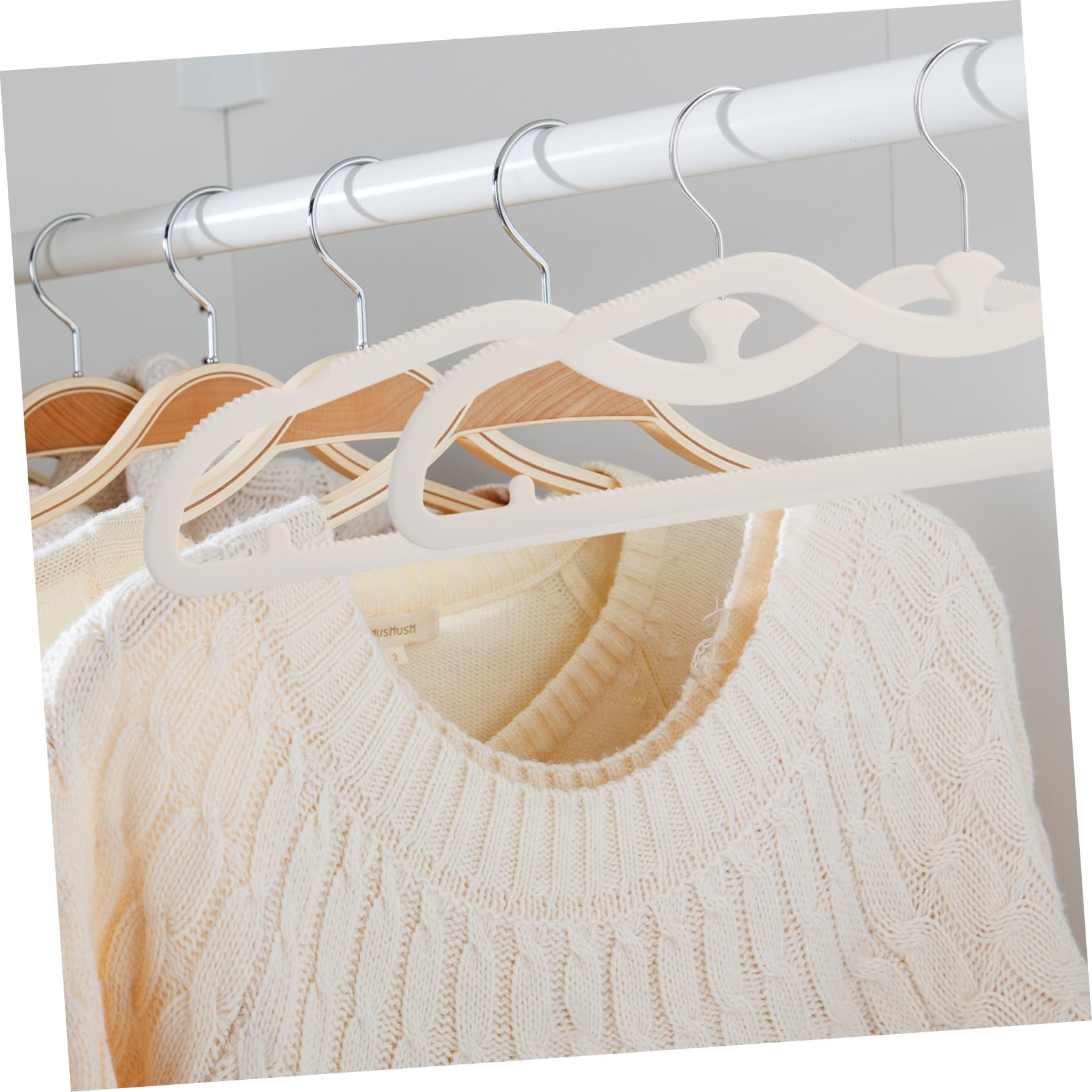 Perchas de Cuello Corto de Silicona, 10 Piezas, Beige | Diseño Antideslizante sin Marcas, Pet Recubrimiento de Goma, Flexibles y Suaves para Armario