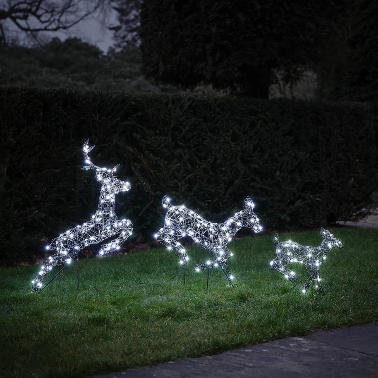 Lights4fun 3er Set Springende Harlow Rentierfamilie | mit warmweißen und kalten LEDs | Weihnachtsdekoration Hirsch Reh Rehkitz für Weihnachten | für innen und außen | mit Netzkabel [Energieklasse A]