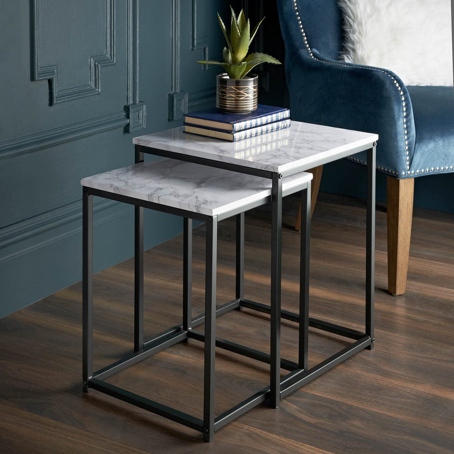 Set of 2 Industrial Nesting Side Tables – Compact Coffee or End Tables with Black Metal Frame & Marble-Effect or Wood Tops, Lightweight Design for Living Room, Bedroom or Small Spaces