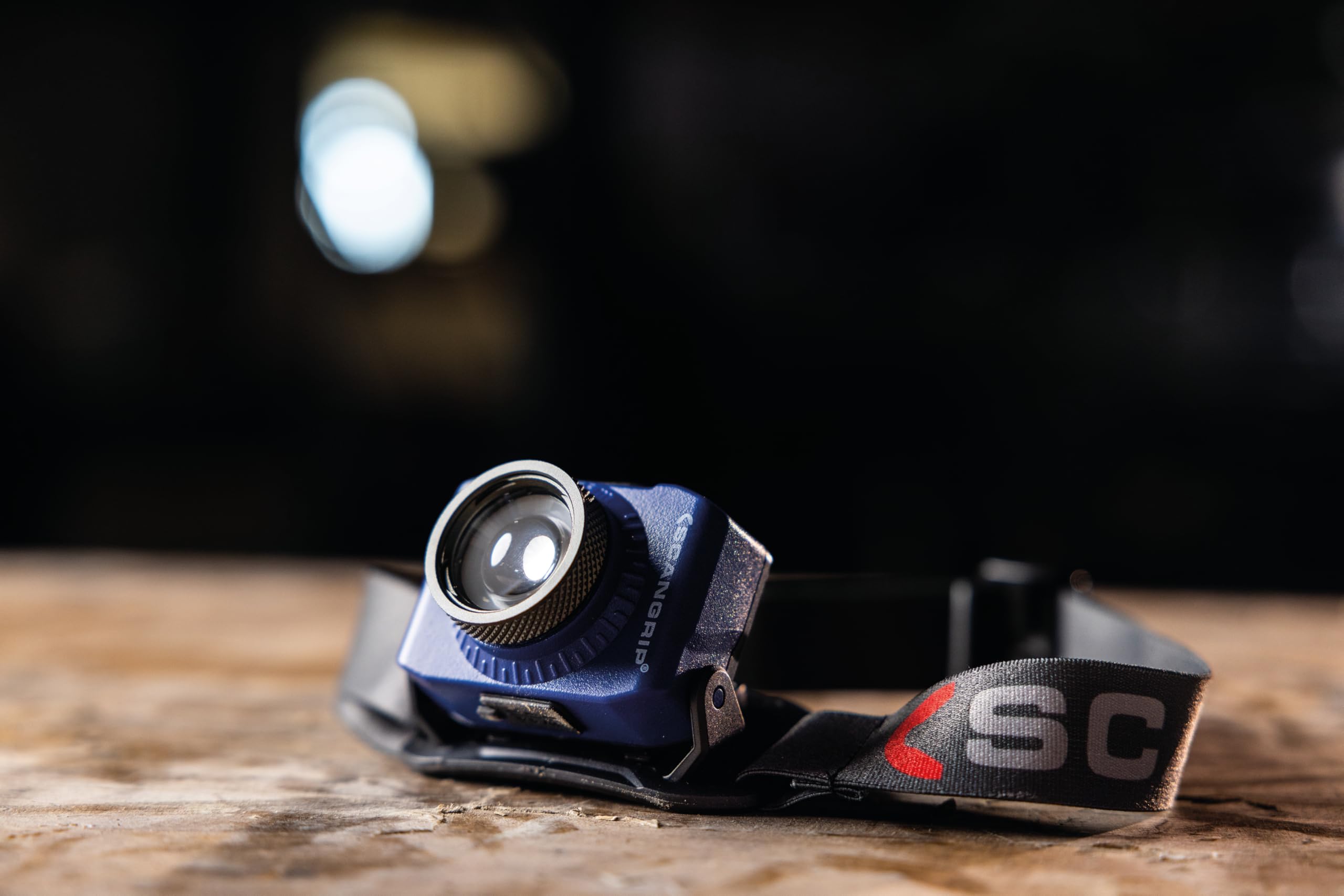 SCANGRIP, Zoom – Lampada Frontale LED Ricaricabile 220lm con Funzione Zoom, 3 Livelli di Lumen, Batteria Li‑ion e Protezione IP54