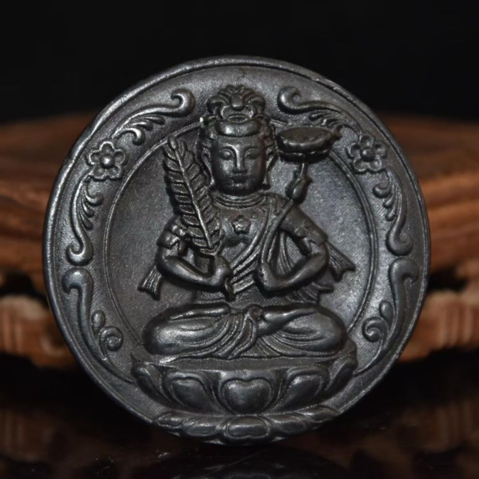 Guanyin de la culture Hongshan en météorite pour décorer un espace zen et de méditation
