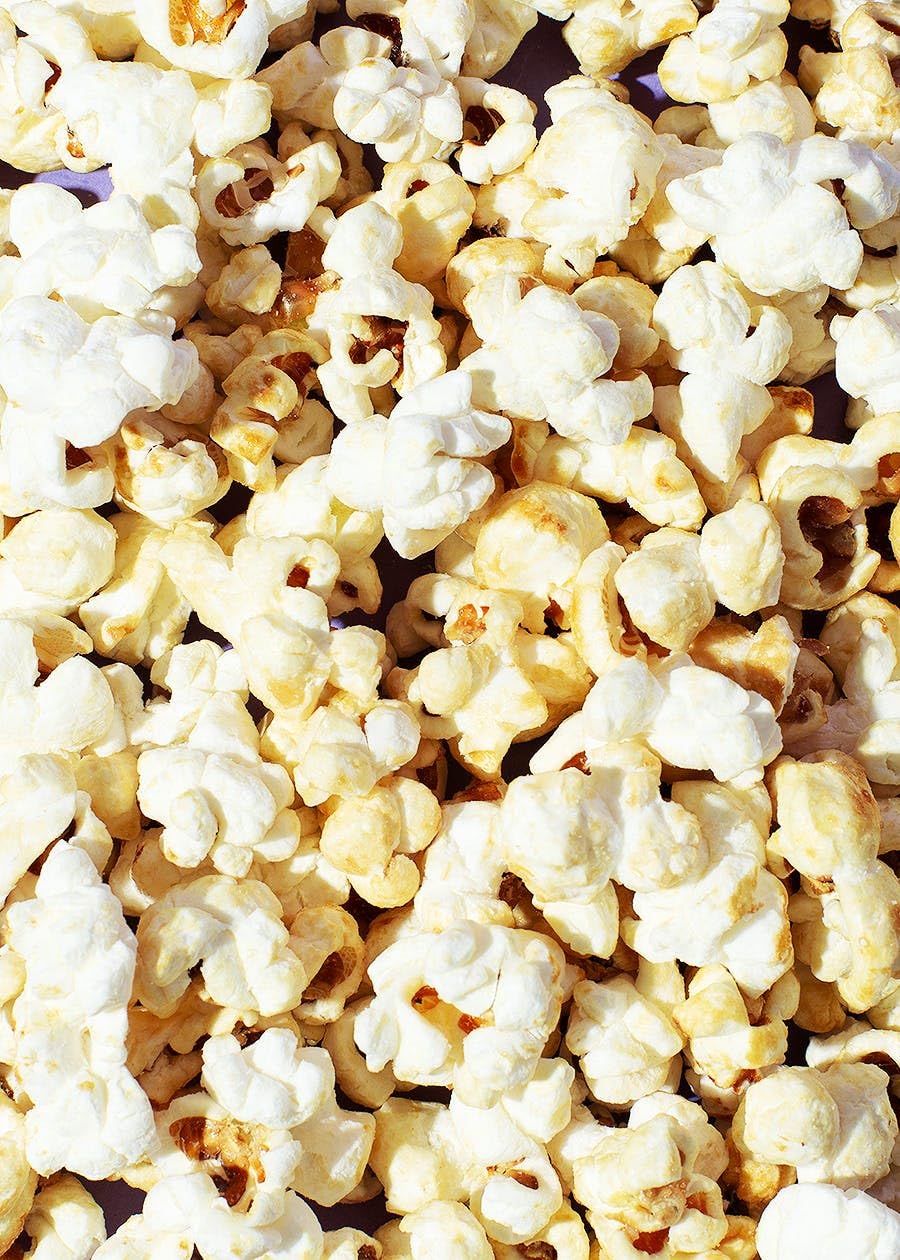 KoRo – Popcorn bio sucré-salé 10 x 90 g – Maïs soufflé caramélisé au sel de mer – Snack prêt à consommer – Préparation rapide au micro-ondes