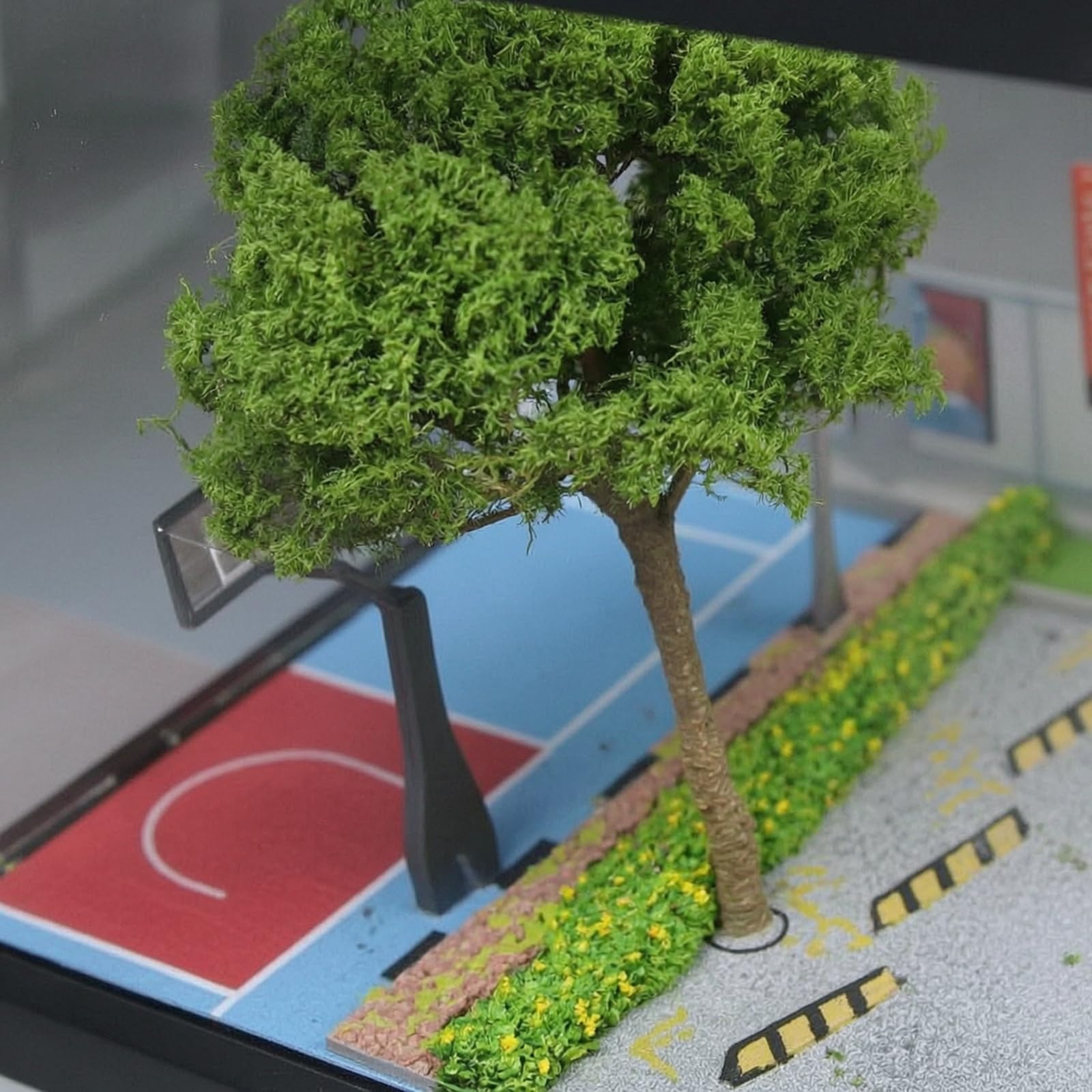 MagiDeal Diorama Strada in 1 64 Miniatura Ambientazione Cittadina Modello Scenico Vetrina Stradale con Copertura Trasparente Base Ebano Segnaletica Verde