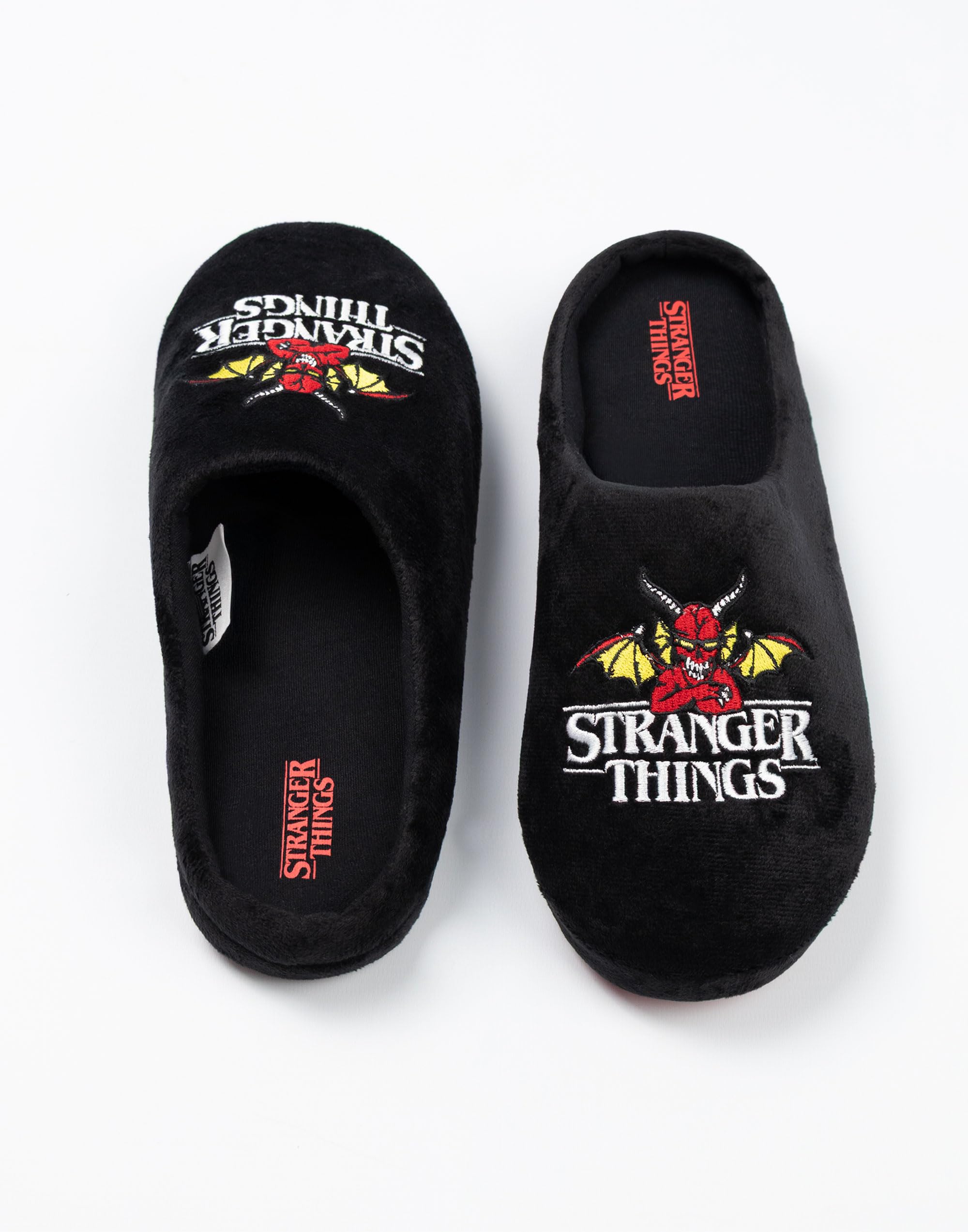 Stranger Things Kapcie unisex z czarnym logo | obuwie do wylegiwania się w pomieszczeniach z motywem programu telewizyjnego | wygodne kapcie do relaksu w domu