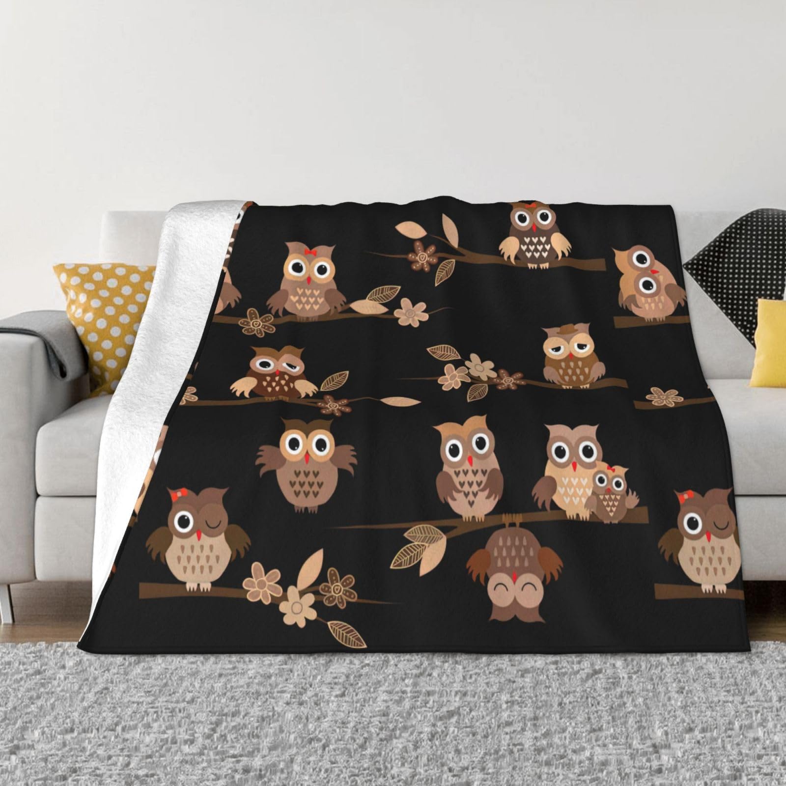 Couverture en flanelle douce pour soirées cocooning sur le canapé marron