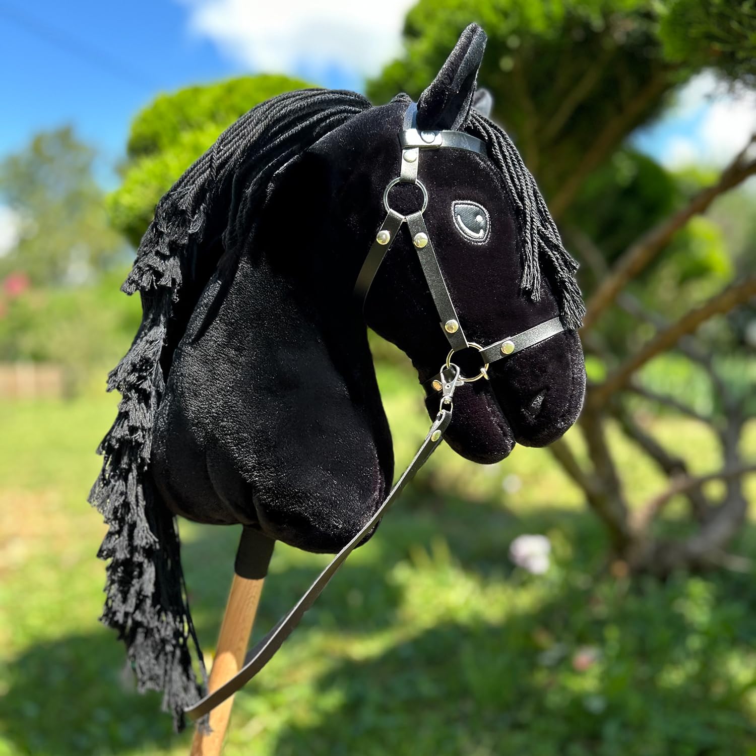 Hobby Horse Friese Schwarz A3 – Steckenpferd Komplettset mit Zaumzeug, Zügeln, Gebiss & weißer Fliegenhaube – Friesenpferd Spielzeug für Kinder