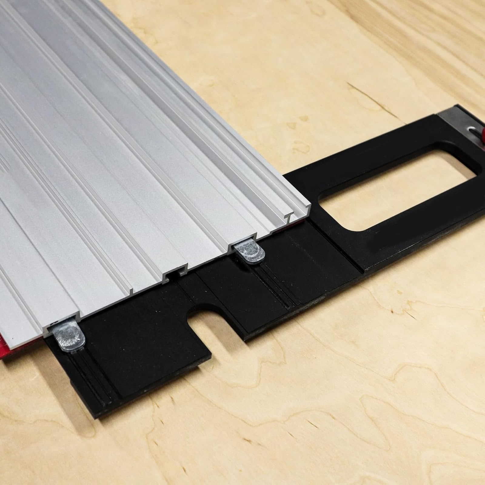 Cuadrado preciso de 90 grados para guía de pista 1409 que proporciona cortes rectos perfectos en madera y madera contrachapada con mecanismo de fijación seguro, accesorio de pista estable
