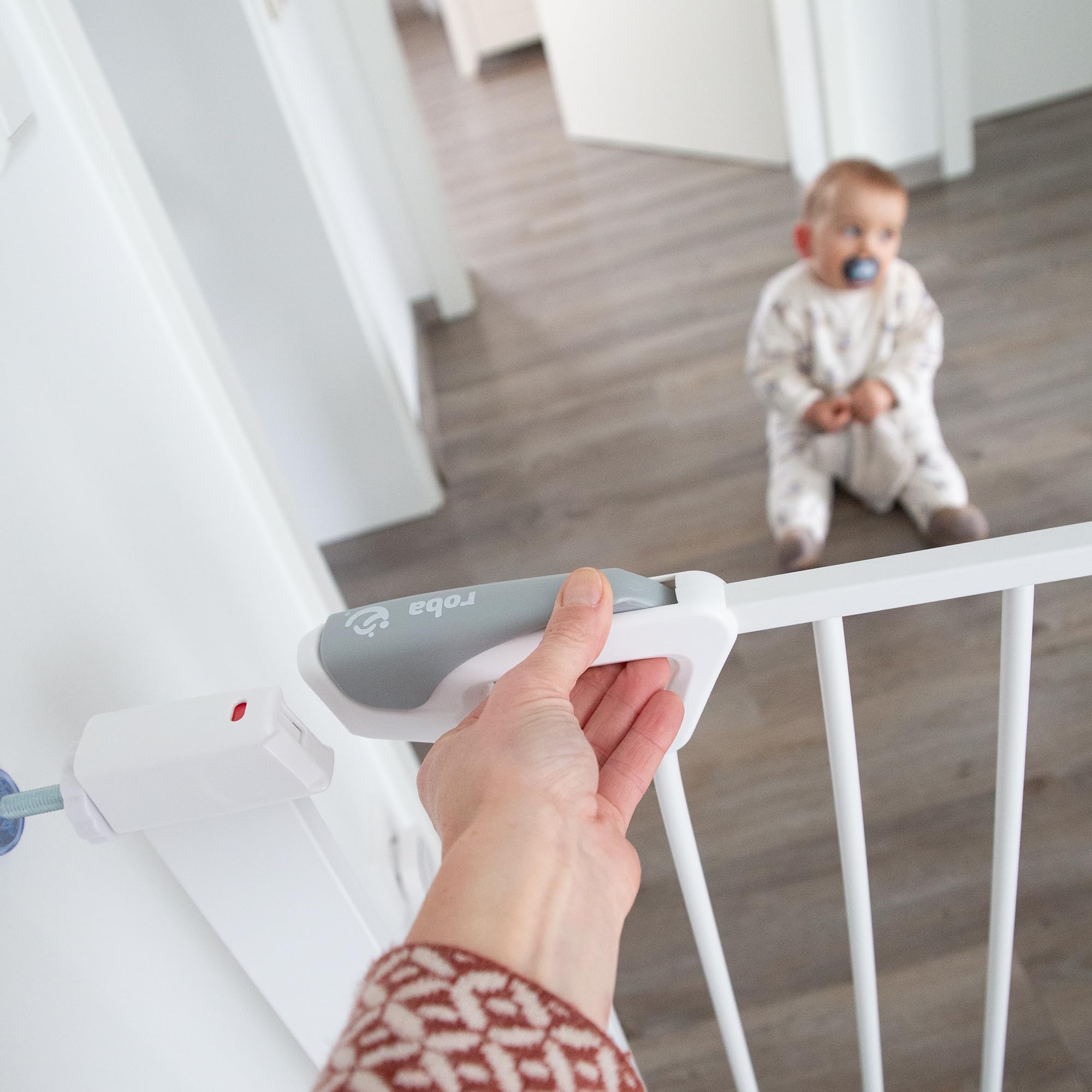 roba barrera de seguridad easySafe+ para puertas y escaleras metal ajustable 75-82 cm extensible hasta 110 cm TÜV cierre con indicador tope 90° sin taladrar para niños 0-24 meses blanco