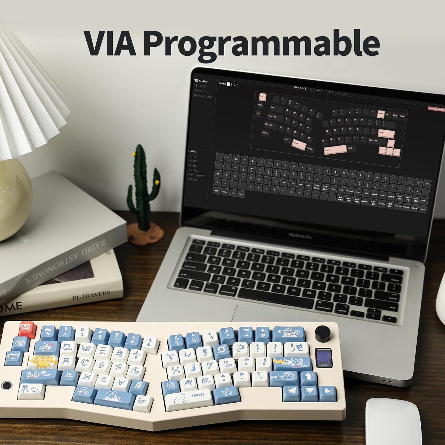 Una pantalla d'ordinador portàtil que mostra la interfície del programari VIA amb el teclat CIDOO ABM066 en primer pla, mostrant opcions per a la reassignació i personalització de tecles.