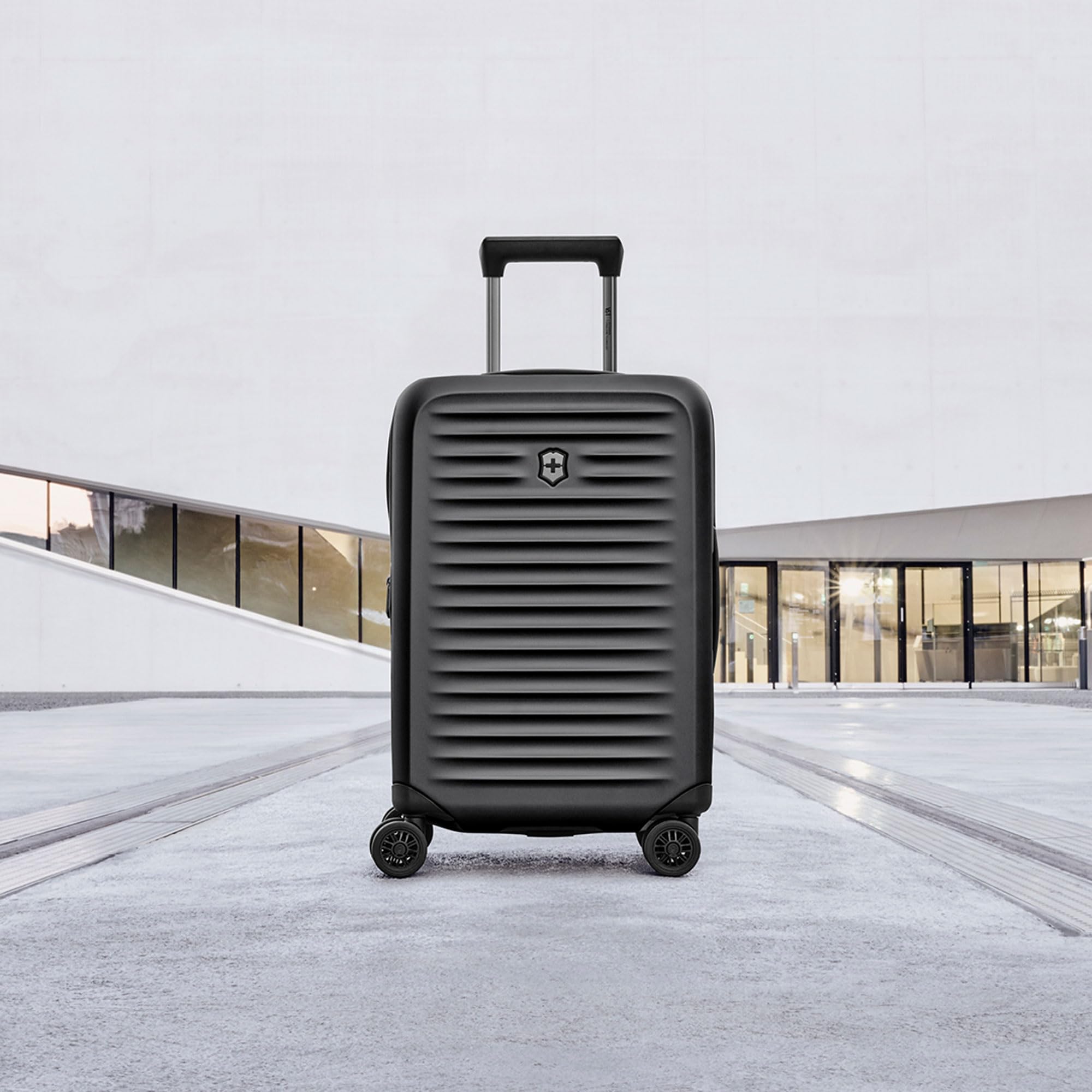 Victorinox Airox Advanced Frequent Flyer Hardside Carry-On, Handgepäcktrolley, Leicht, Damen/Herren, 35 x 23 x 55 cm, 37 l, Erweiterbar, Schwarz
