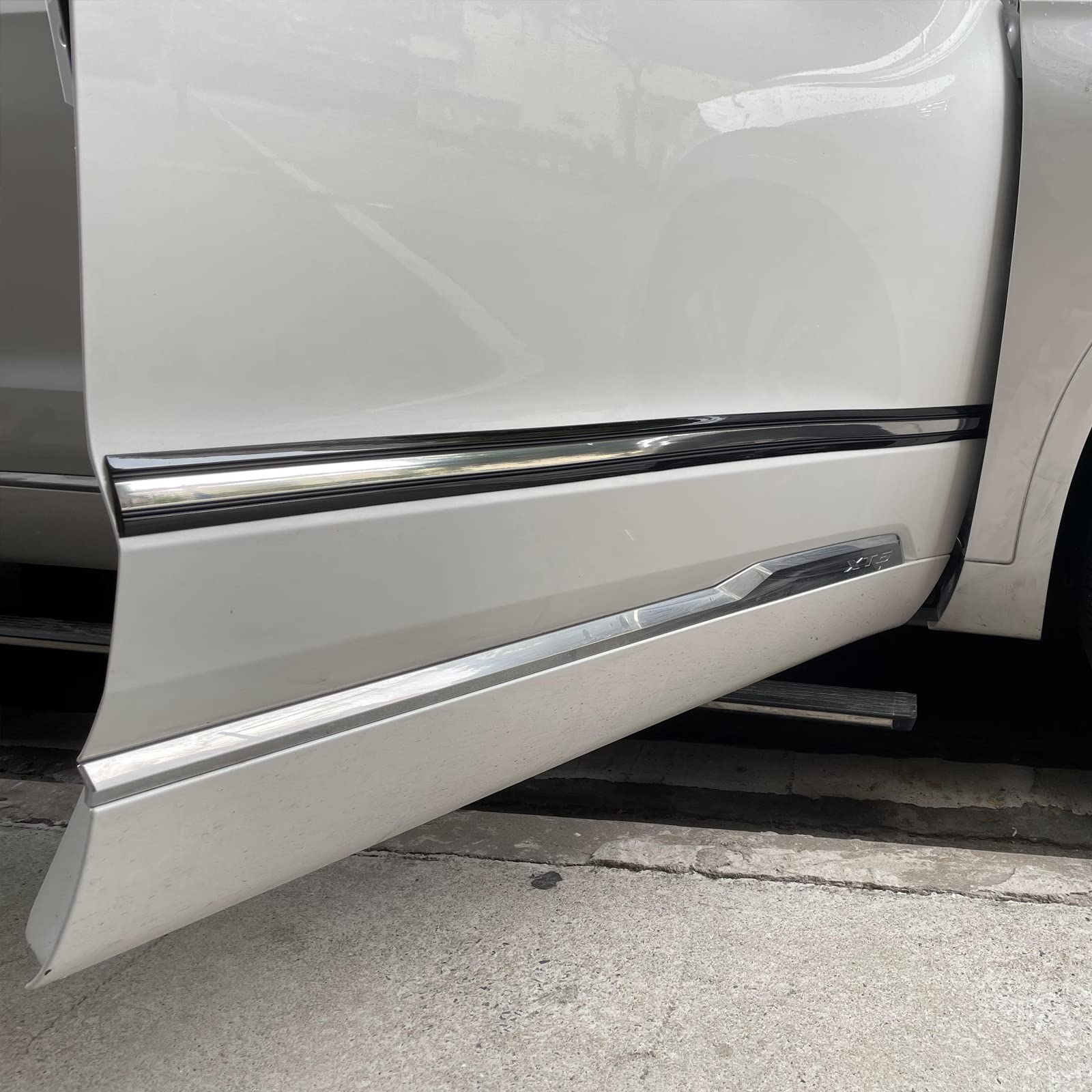 Tira de moldura para automóviles – 43 mm de ancho negro con borde lateral plateado del cuerpo (autoadhesivo) para puerta de coche/camión a prueba de arañazos (12 pies)