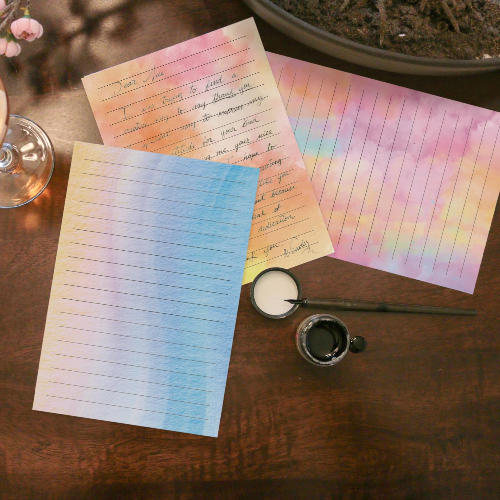 Juego de 160 piezas de papel y sobres de acuarela en 10 diseños diferentes, 50 papeles de escritura forrados de papelería de una cara con 50 sobres a juego y 60 calcomanías de puntos para escribir