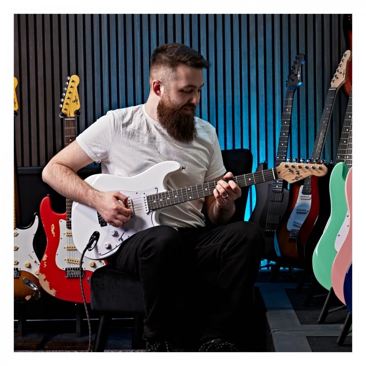 Gear4music Dimensione completa Chitarra elettrica serie LA con accessori, bianco