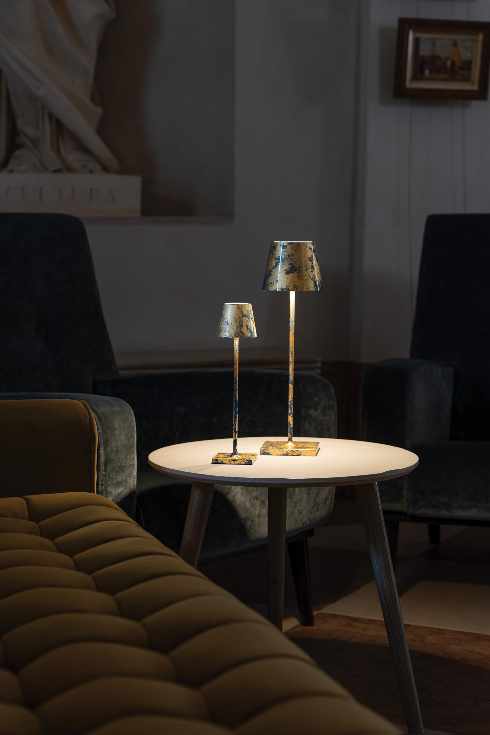 Zafferano, Lampada Poldina Micro, Lampada da Tavolo Ricaricabile e Senza Fili con Controllo Touch, Lampada da Interni, Dimmer, 2200-3000 K, Altezza 27,5 cm, Colore Blu Capri - Foglia oro craquelé