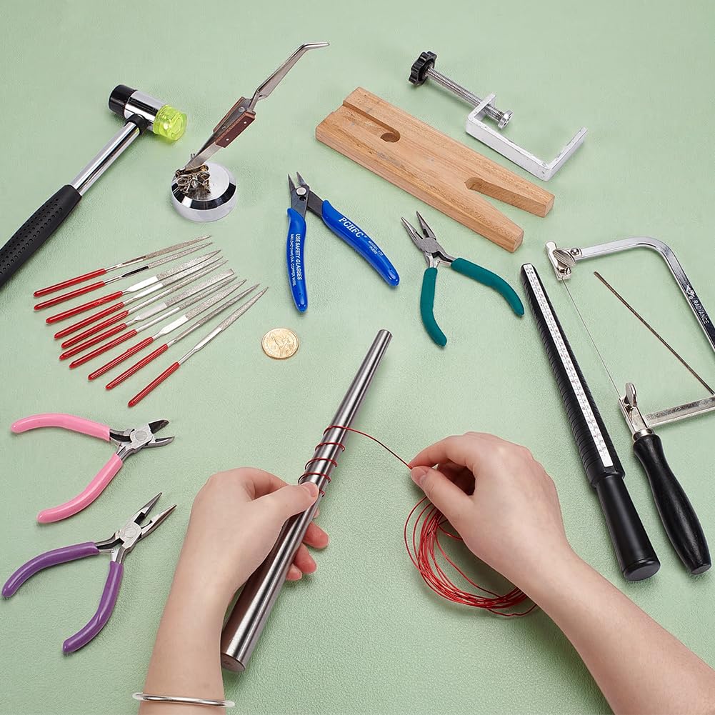 UNICRAFTALE 20 Teiliges Juwelierwerkzeugset Inklusive Juweliersägerahmen Pinzette Mehrzwecknadelfeile Metallringklemme Ringgrößenmesser Dorn Messwerkzeug Hammer 4 Juwelierzangen
