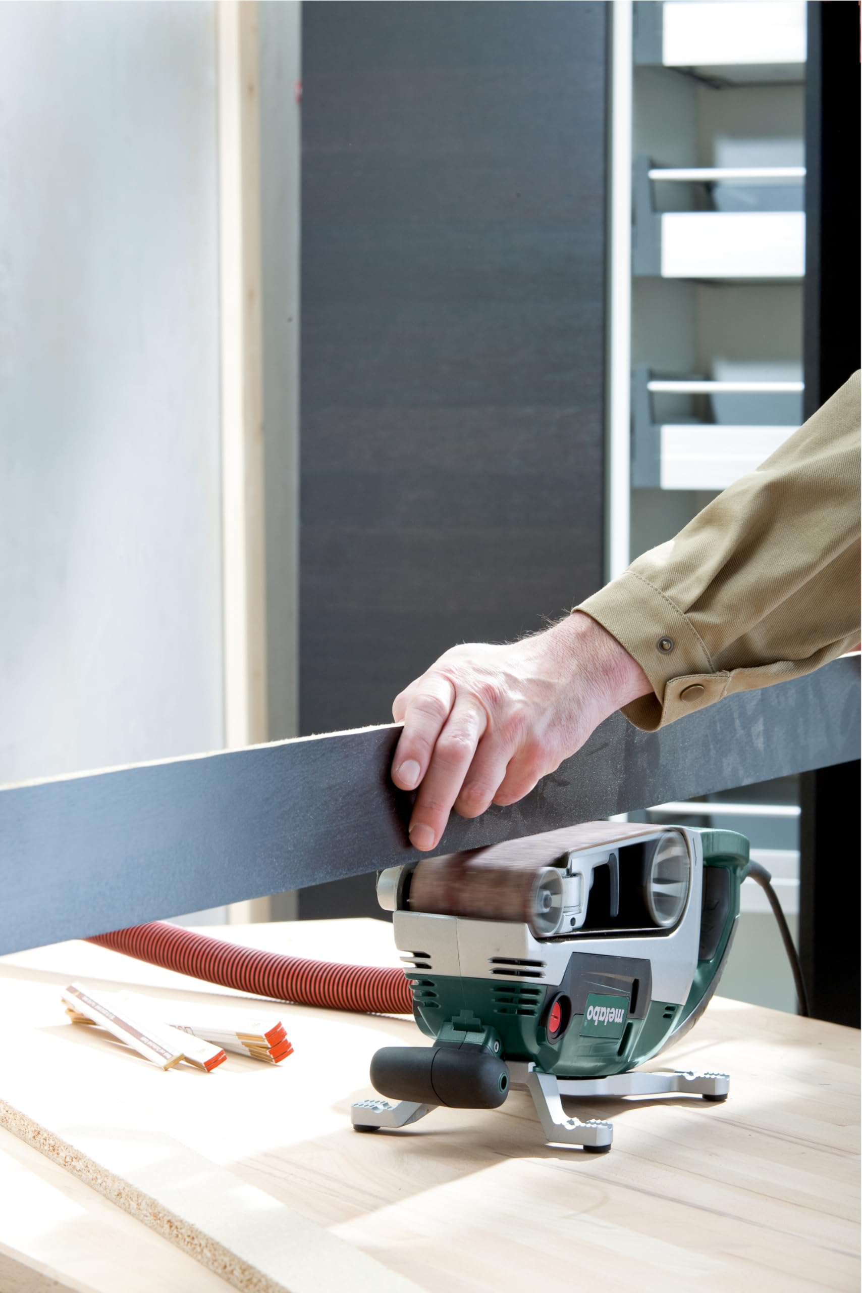 metabo BAE 75 Bandschleifer, Holzwerkzeug & Metall Schleifmaschine, 1010W | Elektrisches Holzschleifer Handgerät mit Schleifband, Staubsack und Maschinenständer für stationäres Schleifen, 4 m Kabel