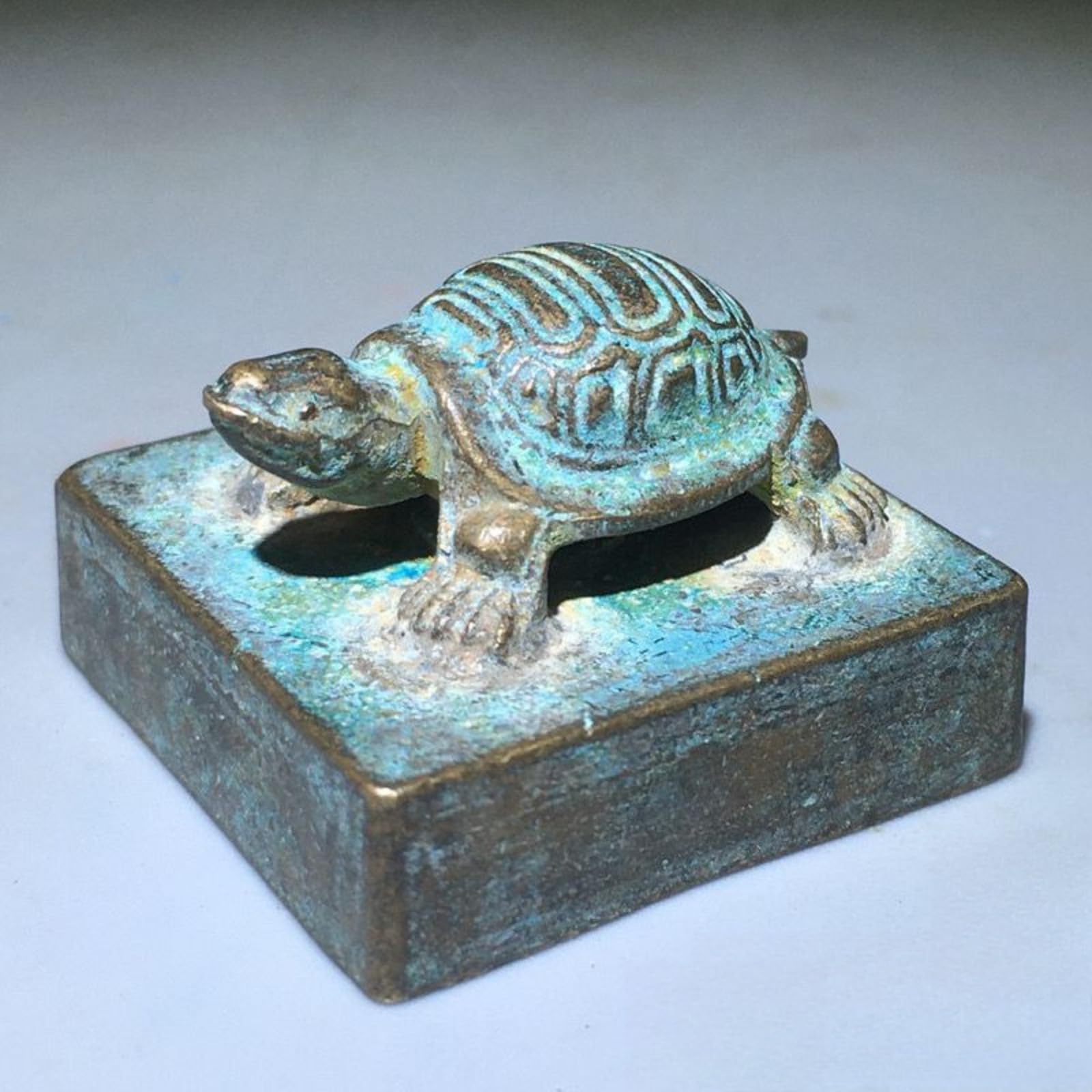Statue de tortue en bronze sculpté à la main : objet d'art chinois pour votre salon