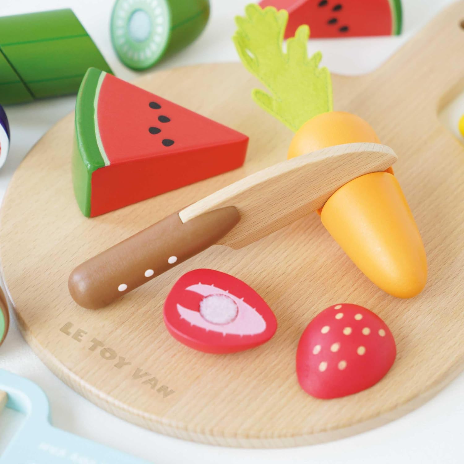 Le Toy Van - Wooden Chopping Board and Super Food Set | Perfect for Supermarket, Food Shop or Cafe Pretend Play – Suitable for Boys & Girls Age 24+ Months